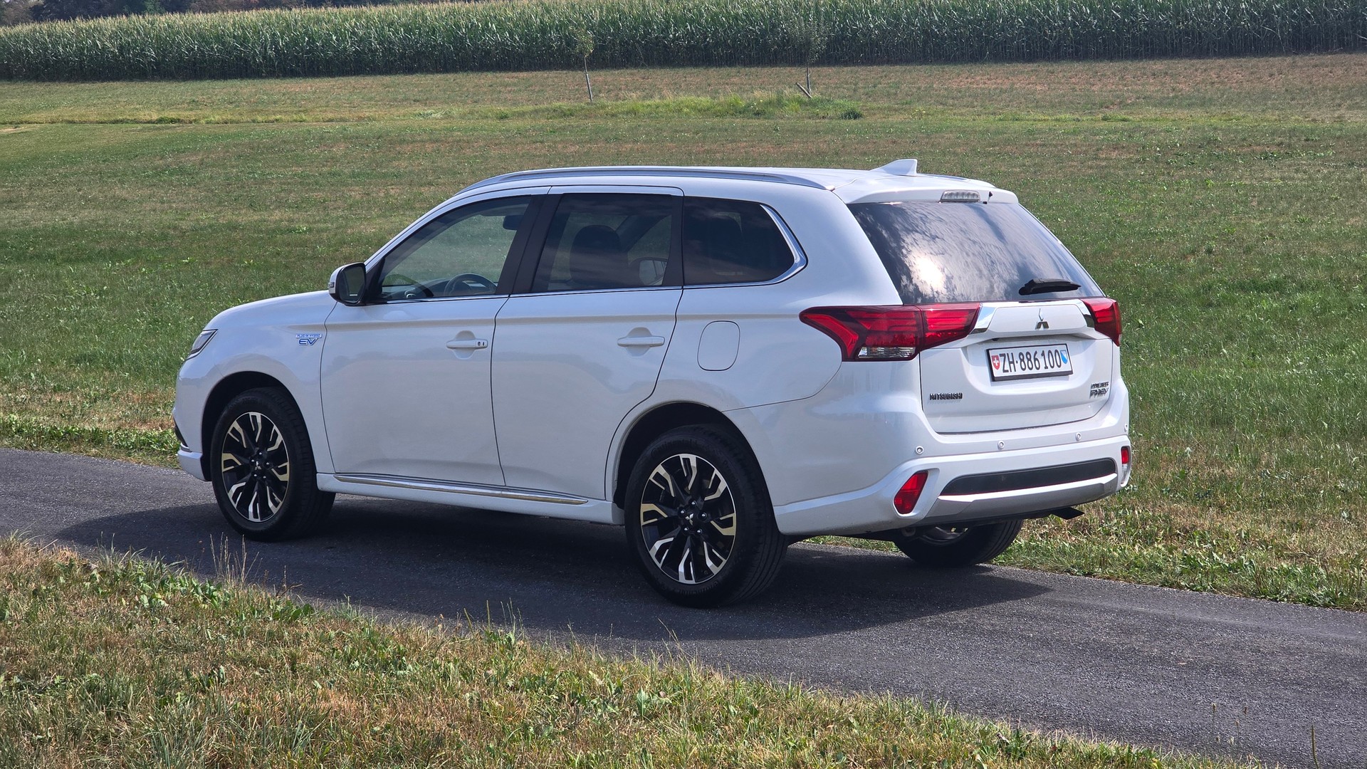 MITSUBISHI Outlander 2.0 PHEV Style 4WD Automatic-image-3