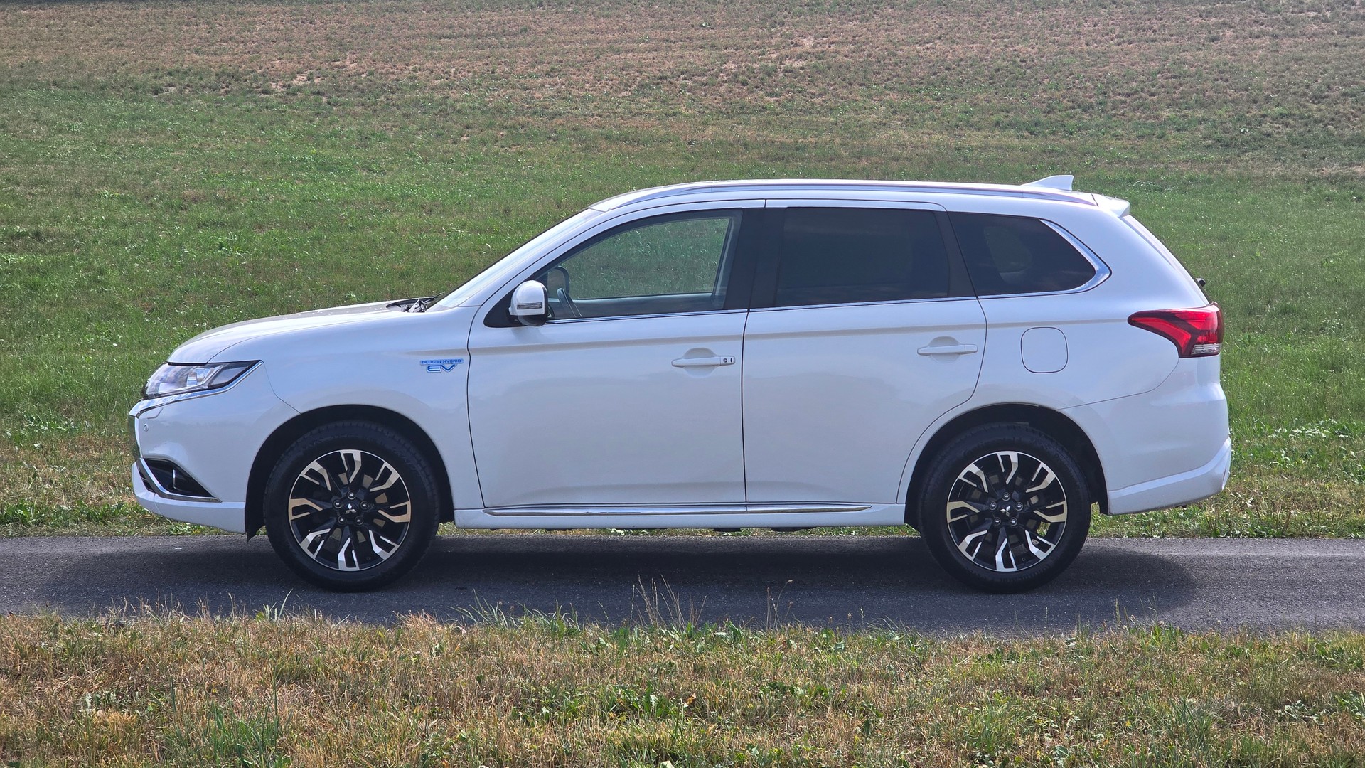 MITSUBISHI Outlander 2.0 PHEV Style 4WD Automatic-image-2