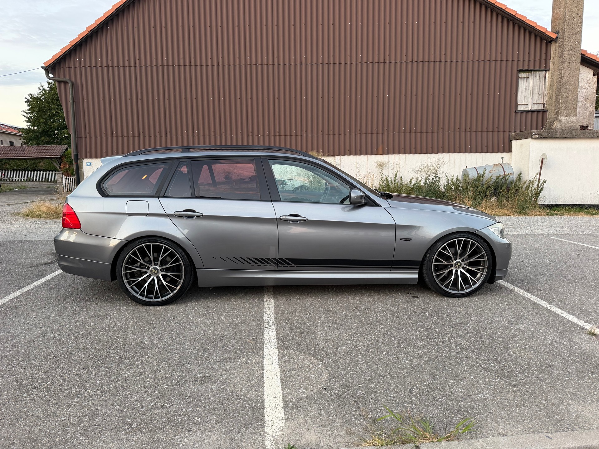 BMW 318i Touring Dynamic Edition Steptronic-image-2