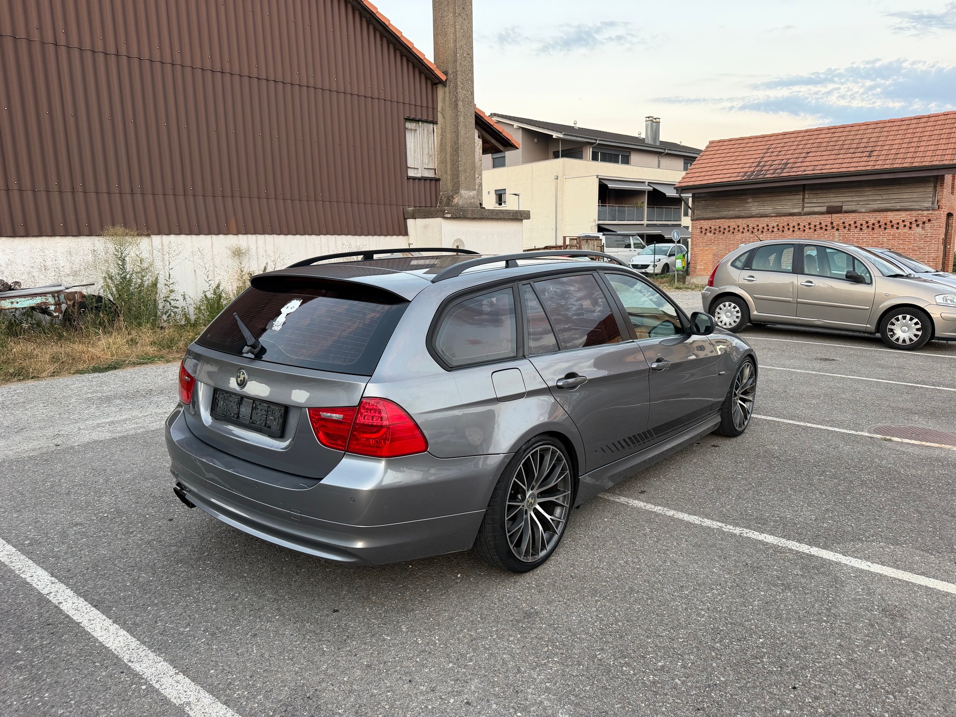 BMW 318i Touring Dynamic Edition Steptronic-image-5