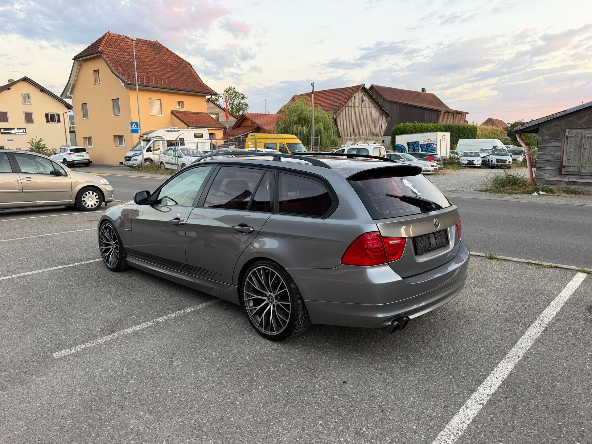 BMW 318i Touring Dynamic Edition Steptronic-image-3