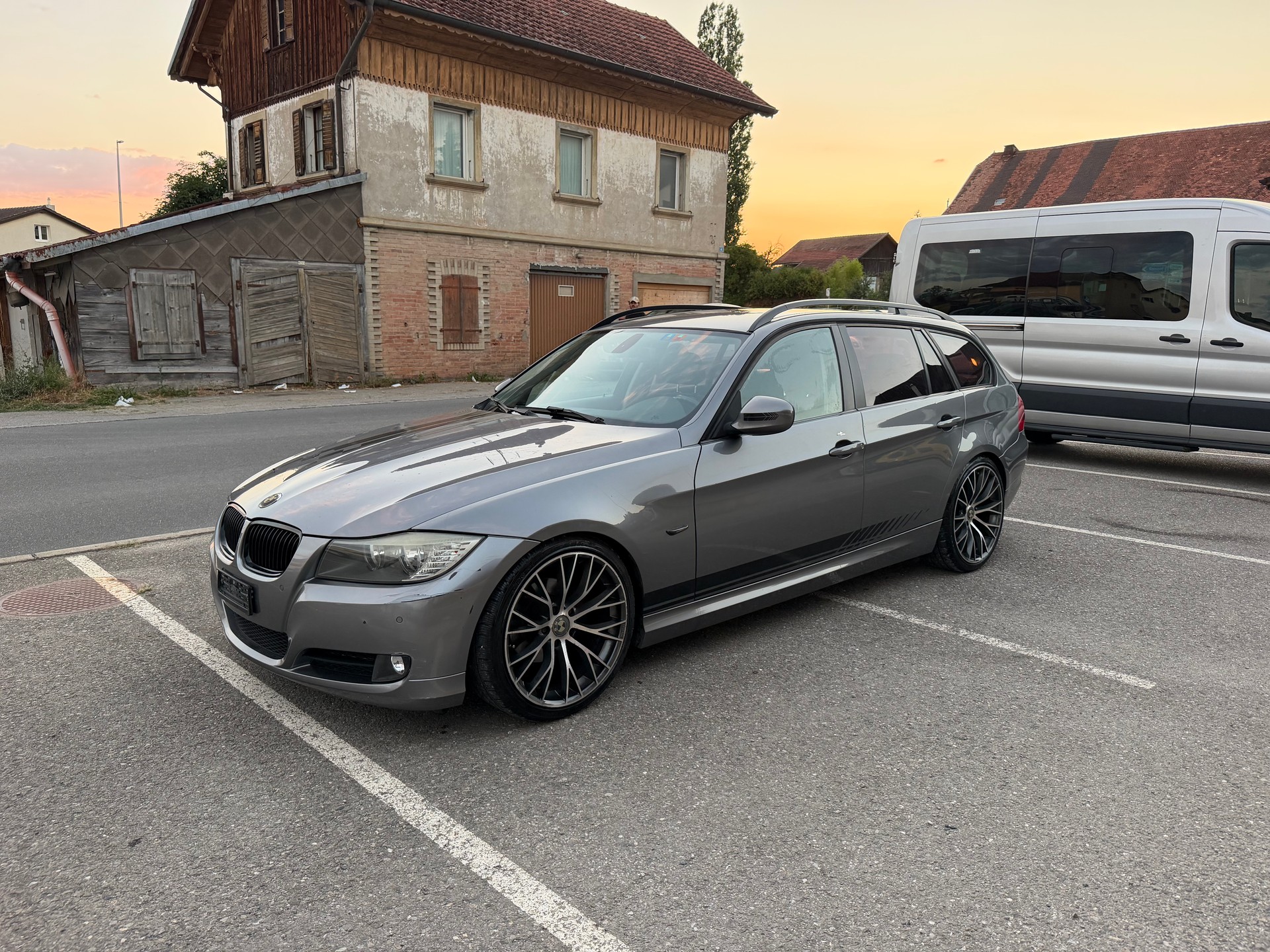 BMW 318i Touring Dynamic Edition Steptronic-image-1