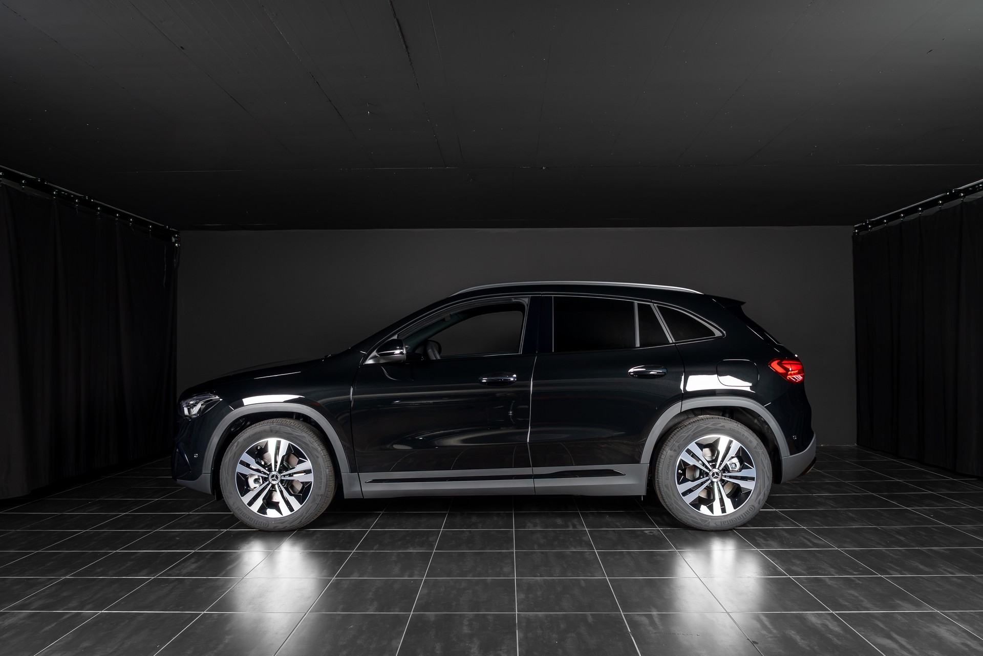 MERCEDES-BENZ GLA 250 4Matic 8G-DCT Swiss Star-showroom-element-1