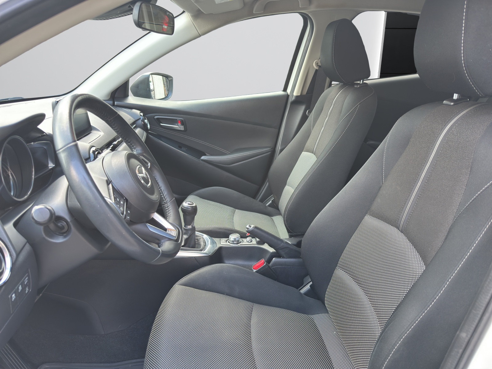MAZDA 2 SKYACTIV-G 115 Revolution-image-6