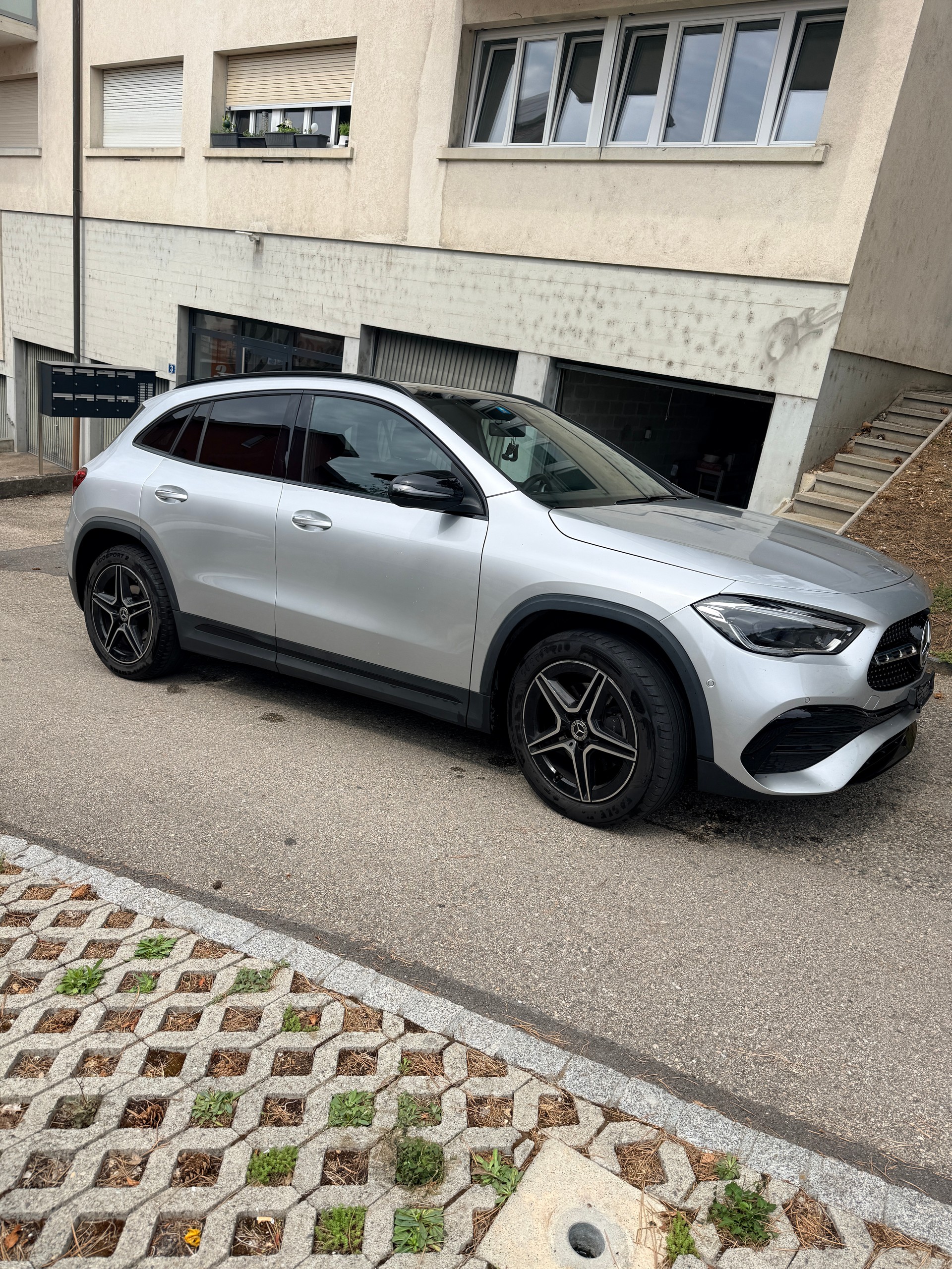 MERCEDES-BENZ GLA 200 AMG Line-image-2