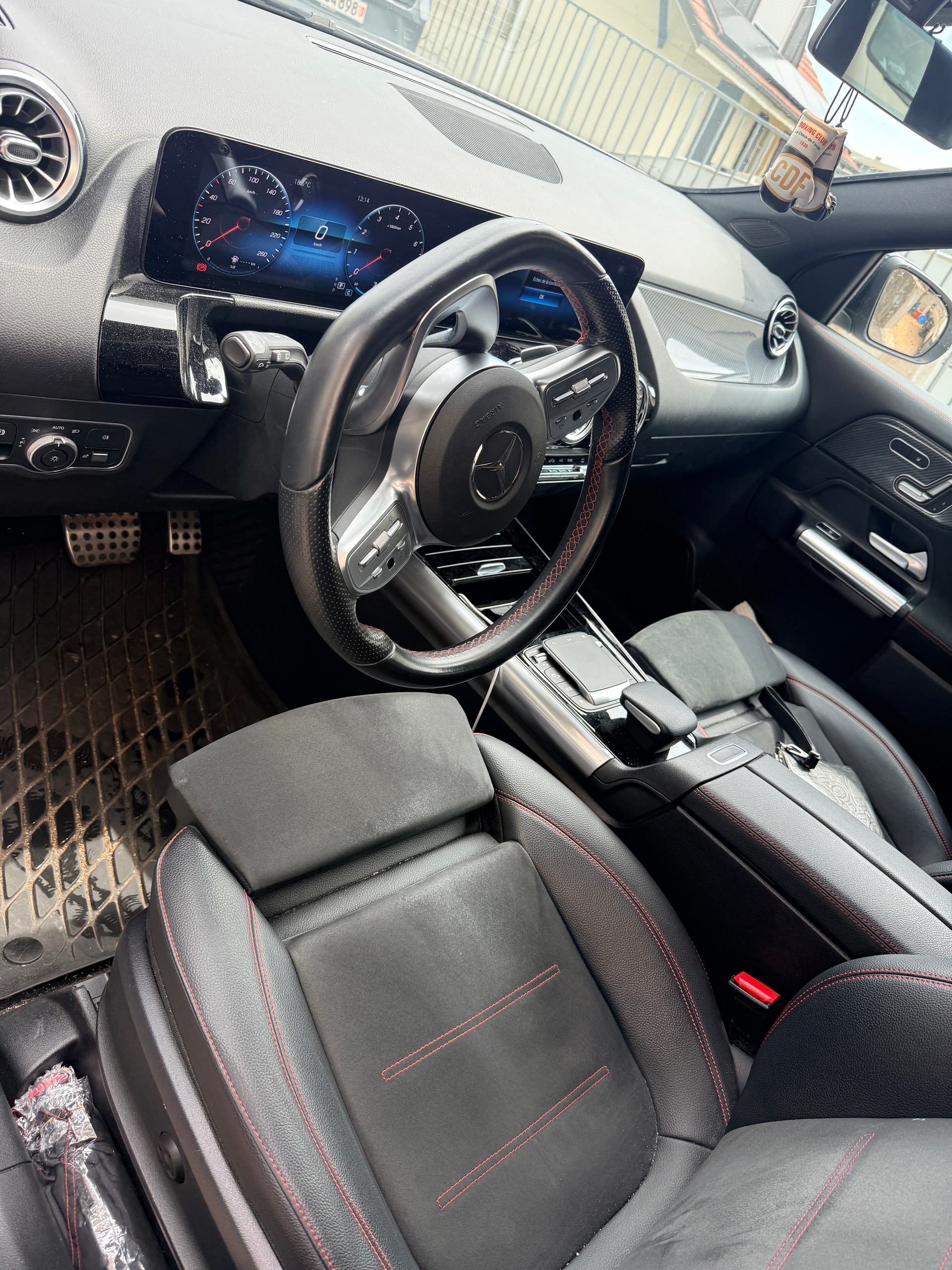 MERCEDES-BENZ GLA 200 AMG Line-image-5
