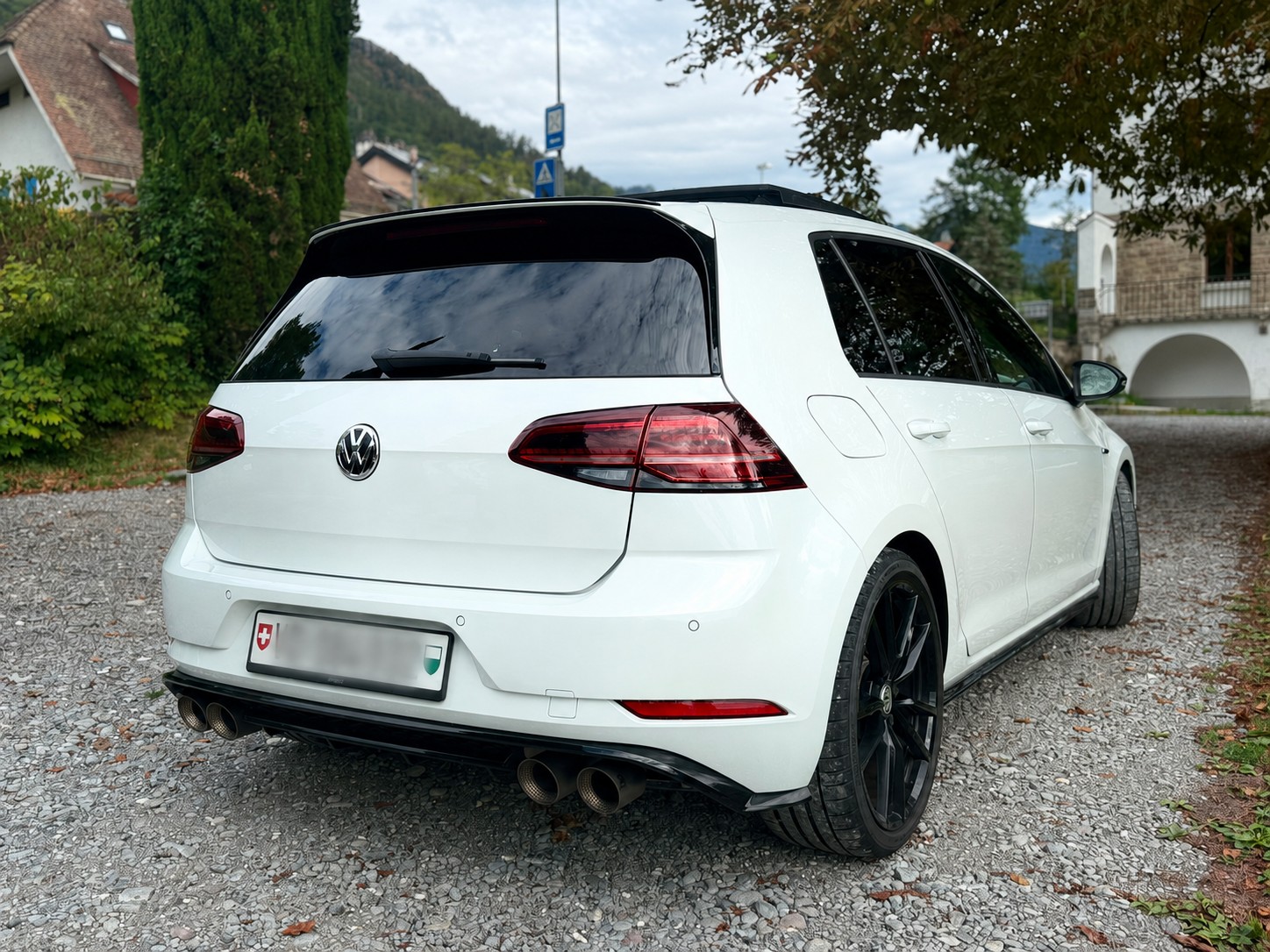 VW 2.0 TSI R DSG 4motion-image-1