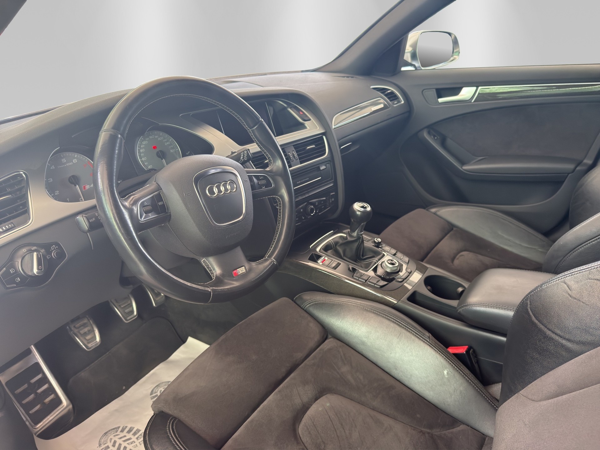 AUDI S4 Avant 3.0 TFSI quattro-image-6