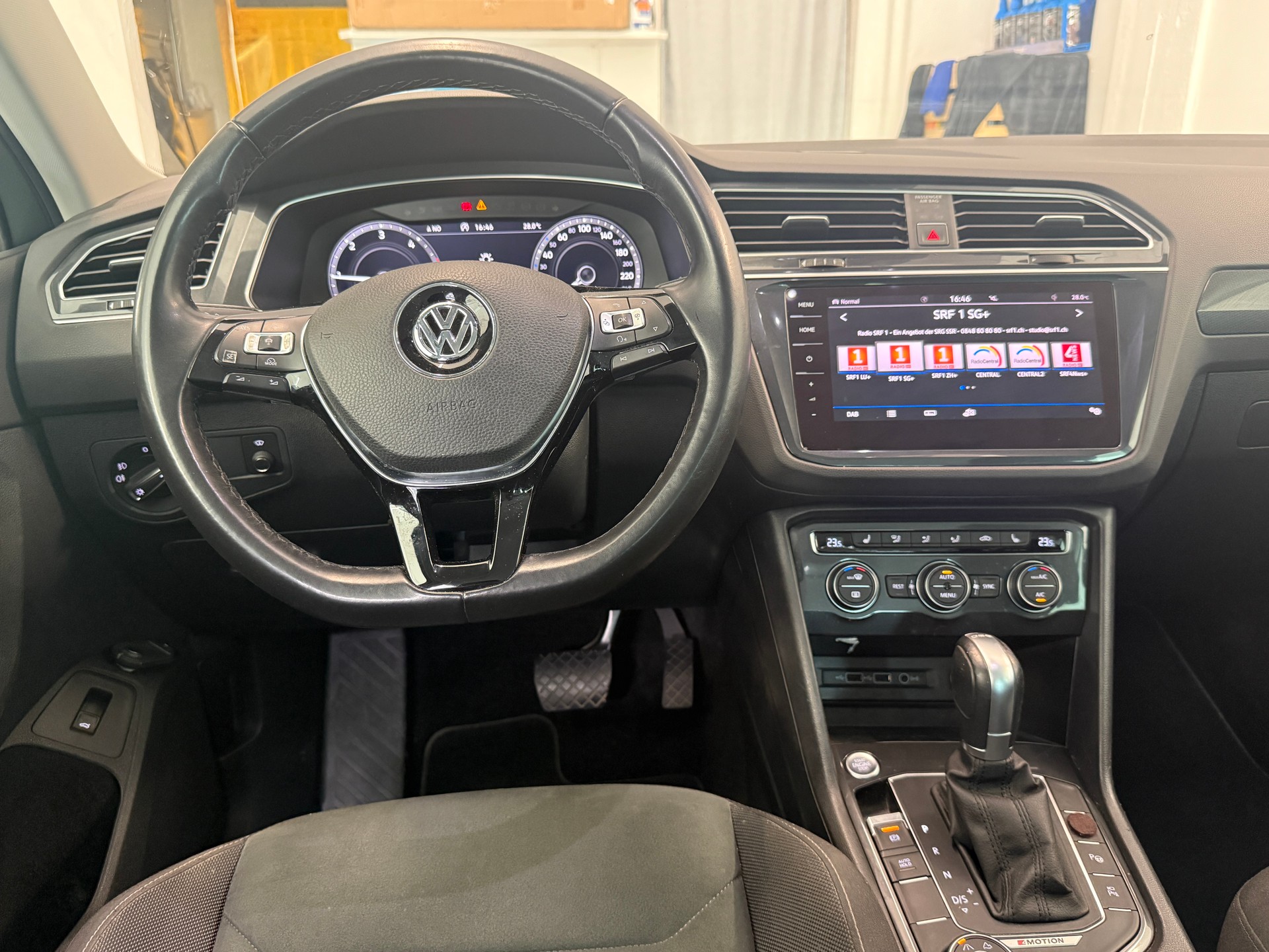 VW Tiguan 2.0 TDI SCR Highline 4Motion DSG Ab 330.- pro Monat AHK 2500KG-image-13