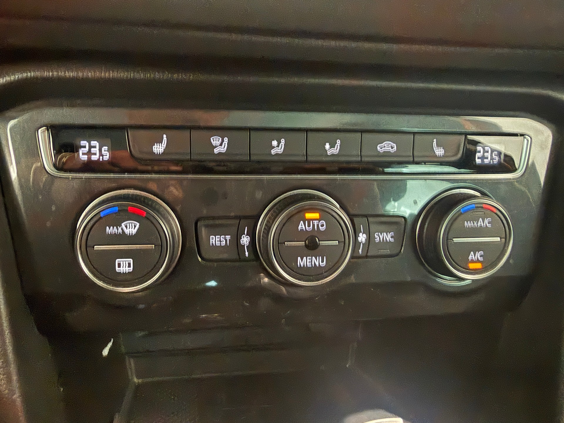 VW Tiguan 2.0 TDI SCR Highline 4Motion DSG Ab 330.- pro Monat AHK 2500KG-image-17