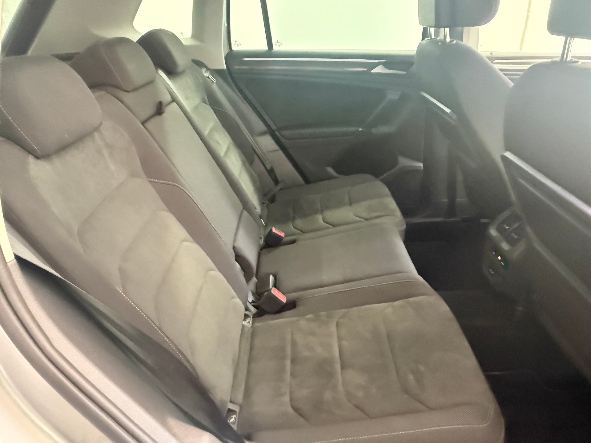 VW Tiguan 2.0 TDI SCR Highline 4Motion DSG Ab 330.- pro Monat AHK 2500KG-image-12