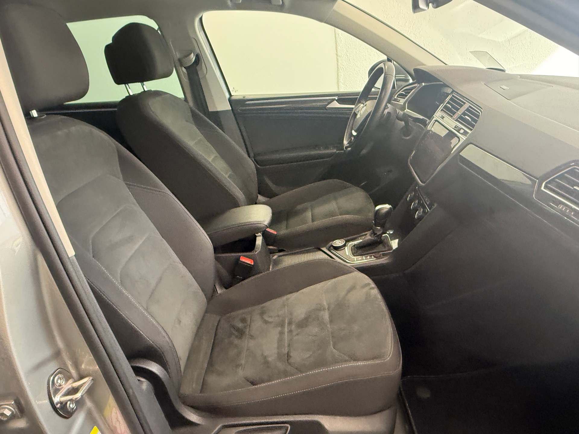 VW Tiguan 2.0 TDI SCR Highline 4Motion DSG Ab 330.- pro Monat AHK 2500KG-image-11