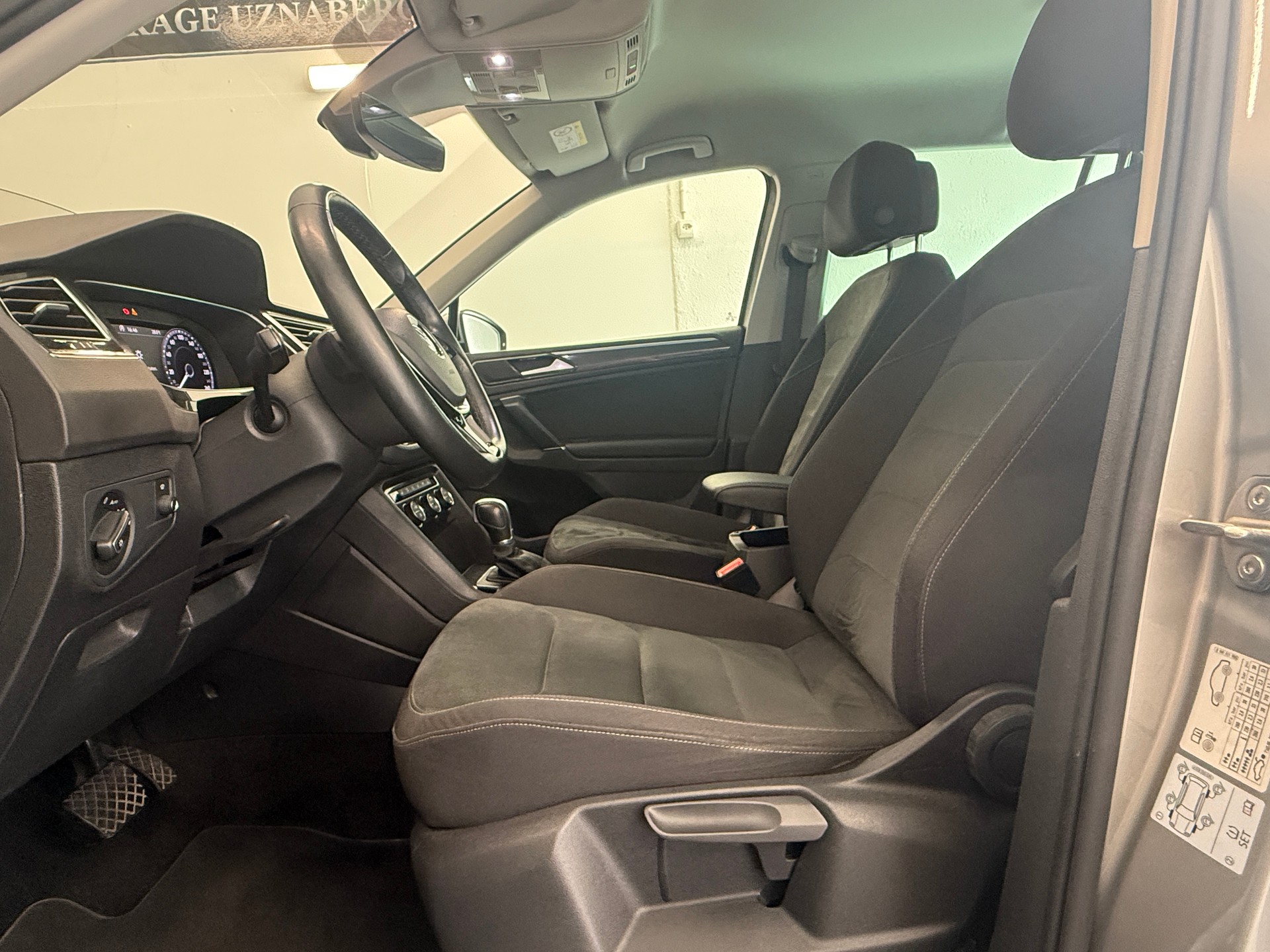 VW Tiguan 2.0 TDI SCR Highline 4Motion DSG Ab 330.- pro Monat AHK 2500KG-image-9