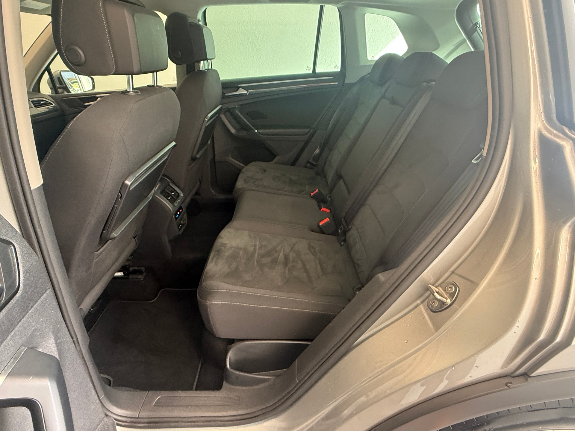 VW Tiguan 2.0 TDI SCR Highline 4Motion DSG Ab 330.- pro Monat AHK 2500KG-image-10