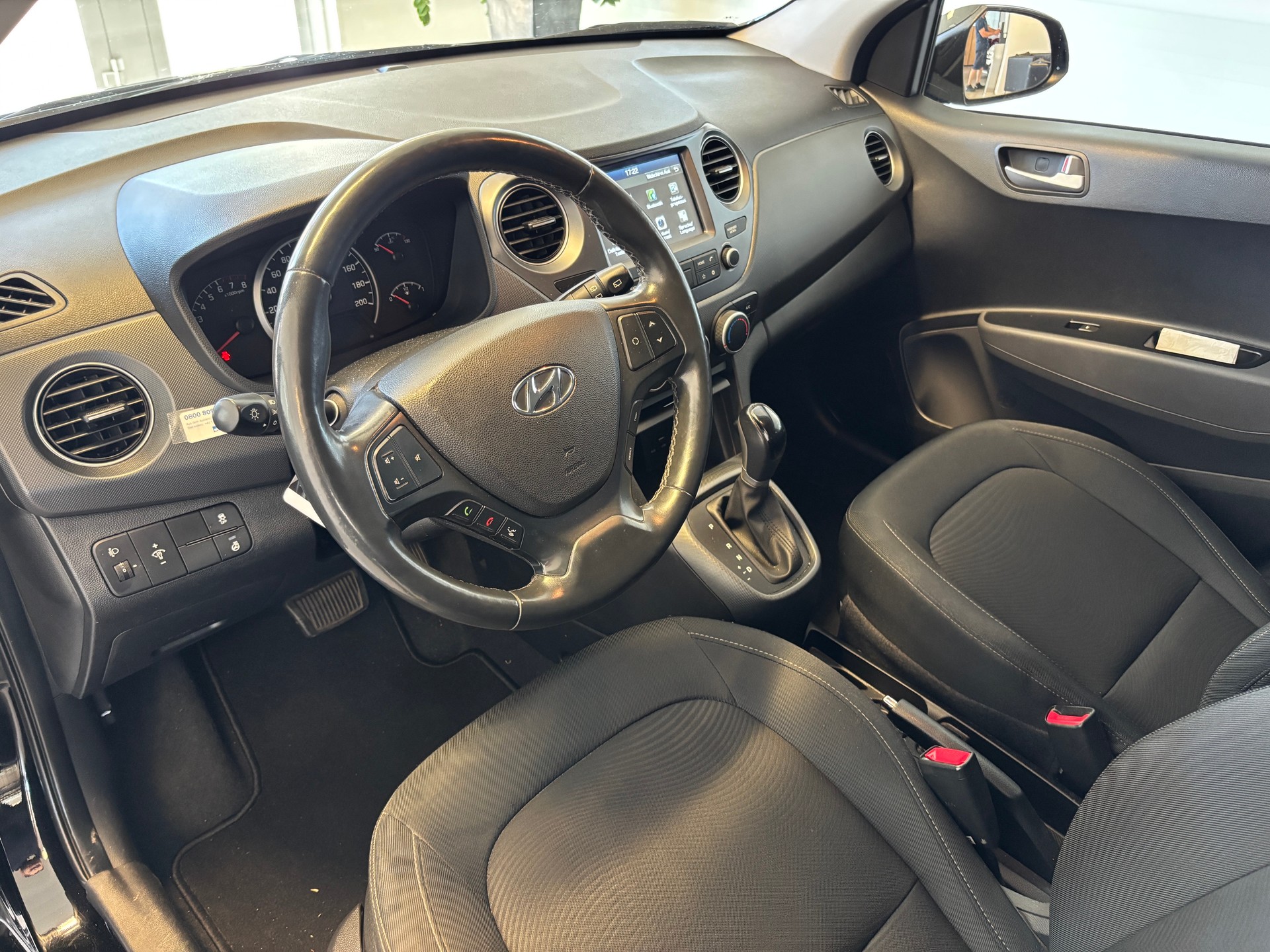 HYUNDAI i10 1.2 Amplia Automatic-image-4