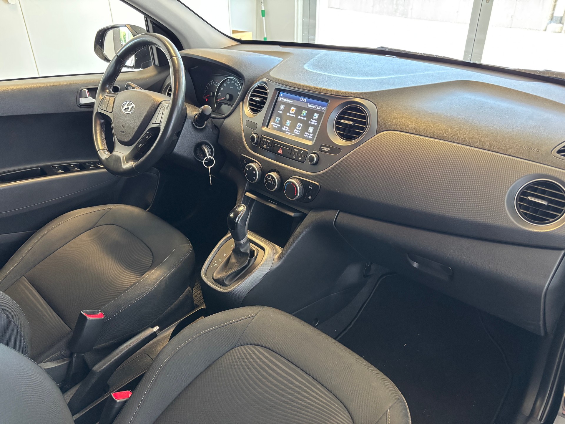 HYUNDAI i10 1.2 Amplia Automatic-image-8