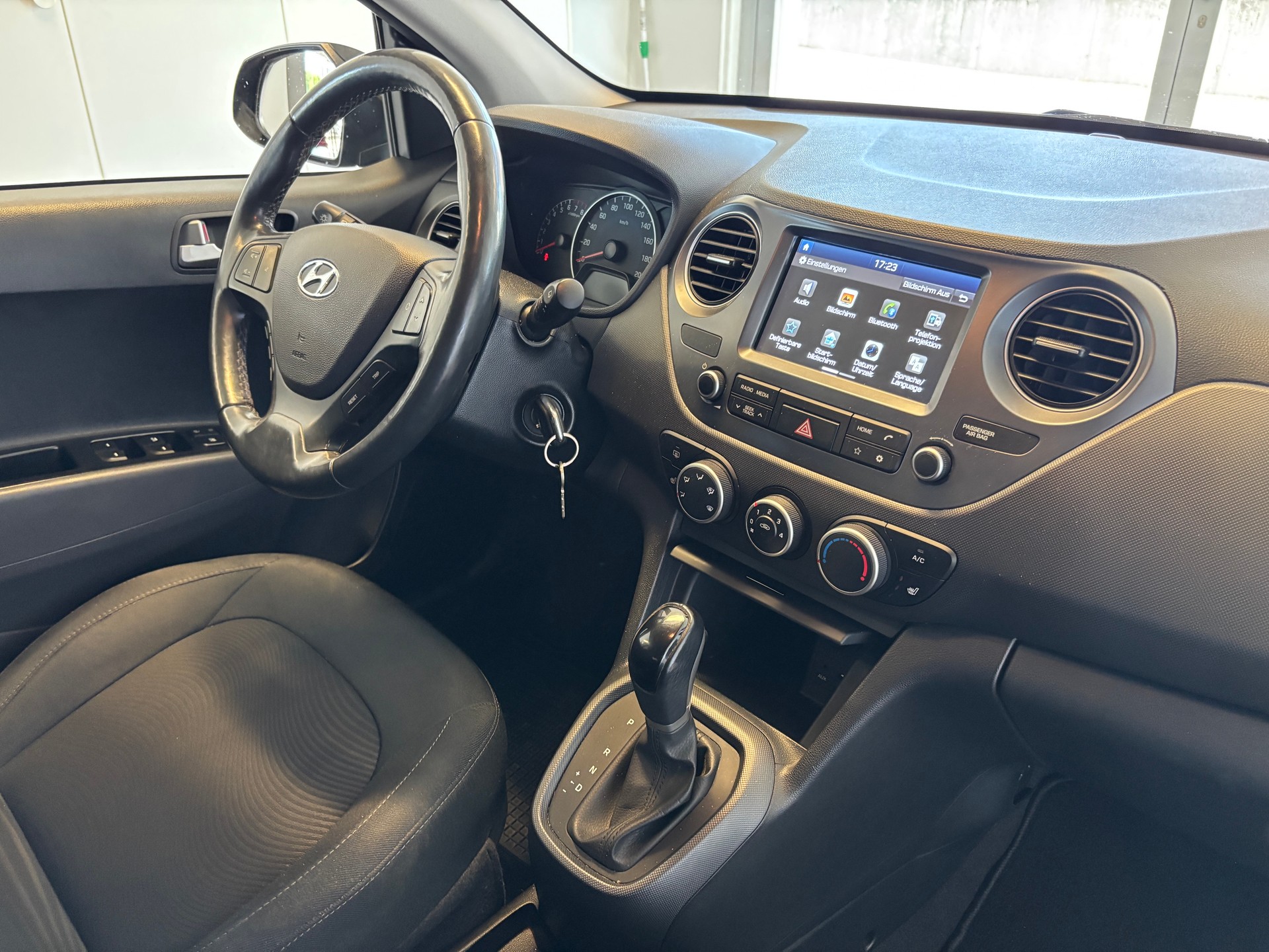 HYUNDAI i10 1.2 Amplia Automatic-image-9