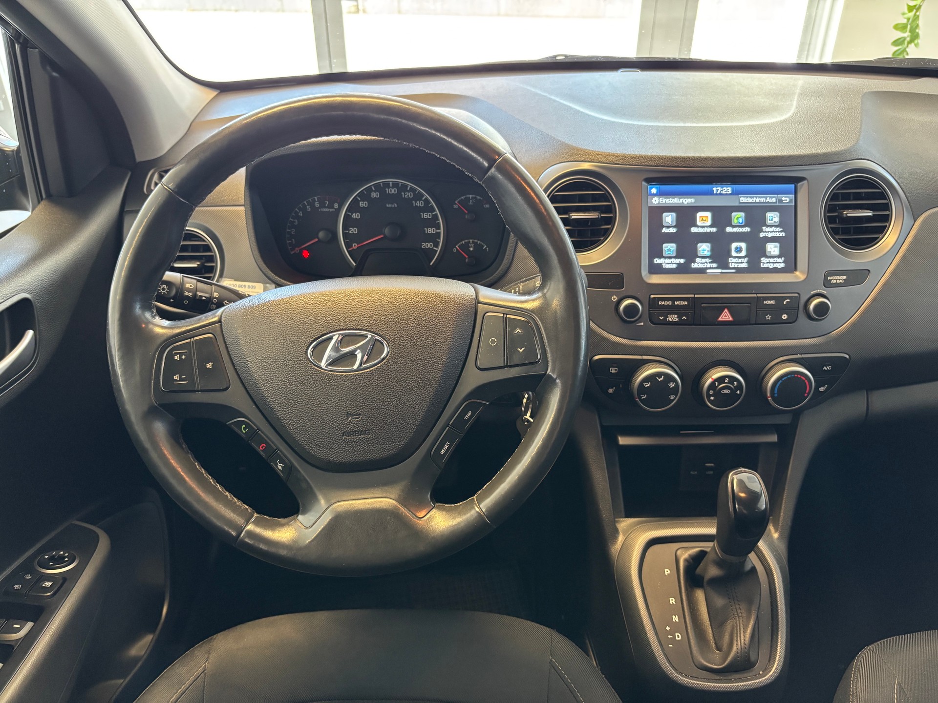 HYUNDAI i10 1.2 Amplia Automatic-image-7