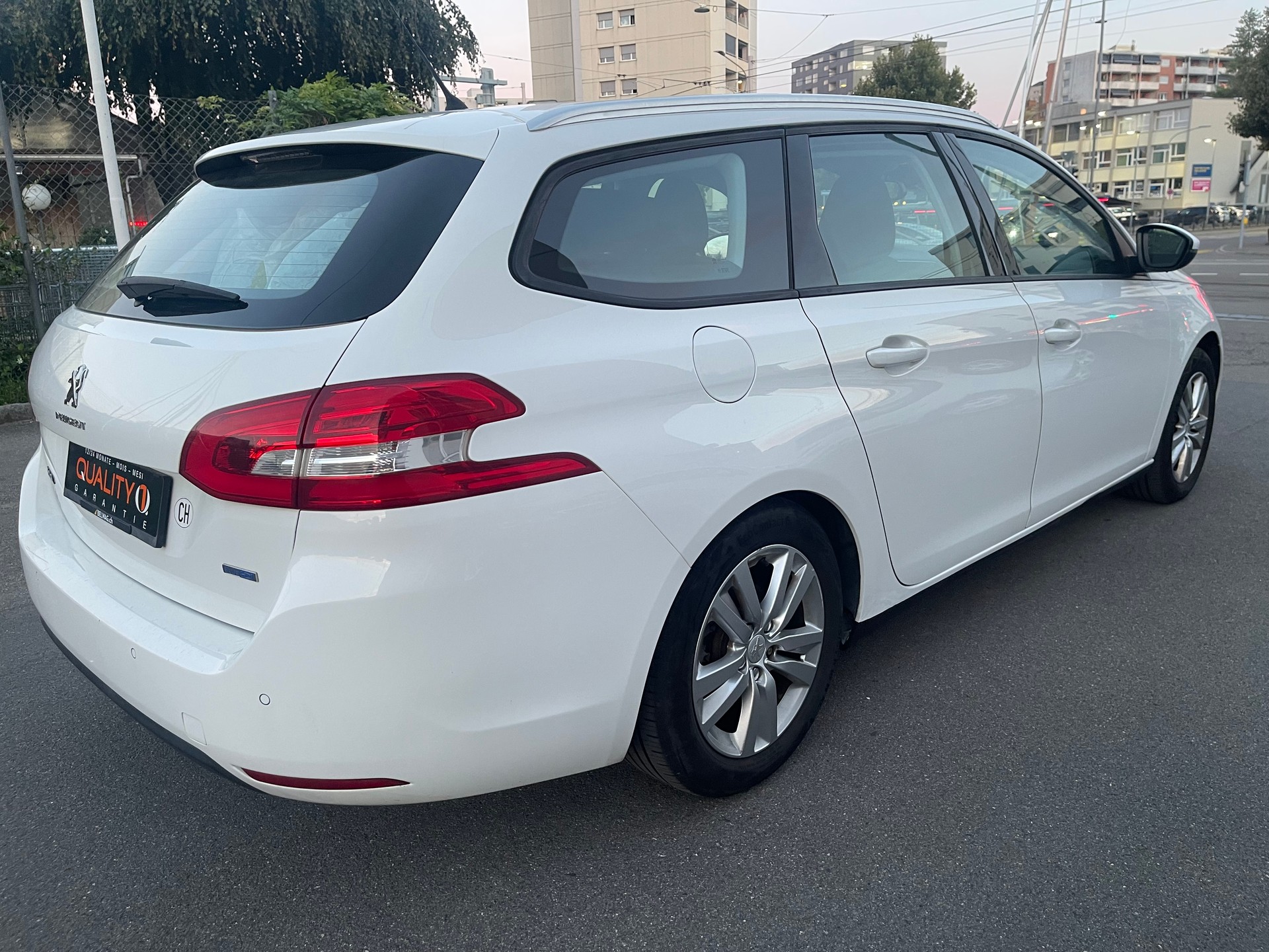PEUGEOT 308 SW 1.6 BlueHDI Allure-image-4