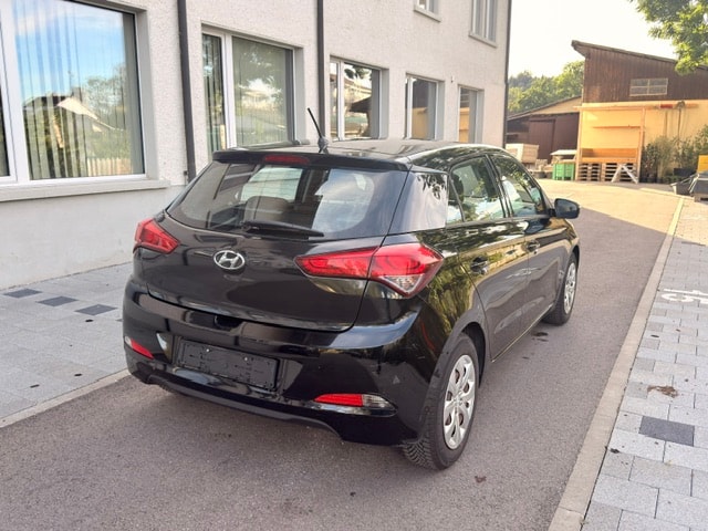 HYUNDAI i20 1.2 Plena-image-3
