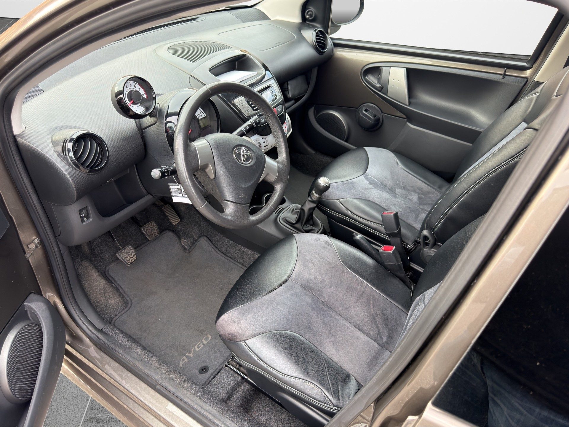 TOYOTA Aygo 1.0 VVT-i Luna-image-8