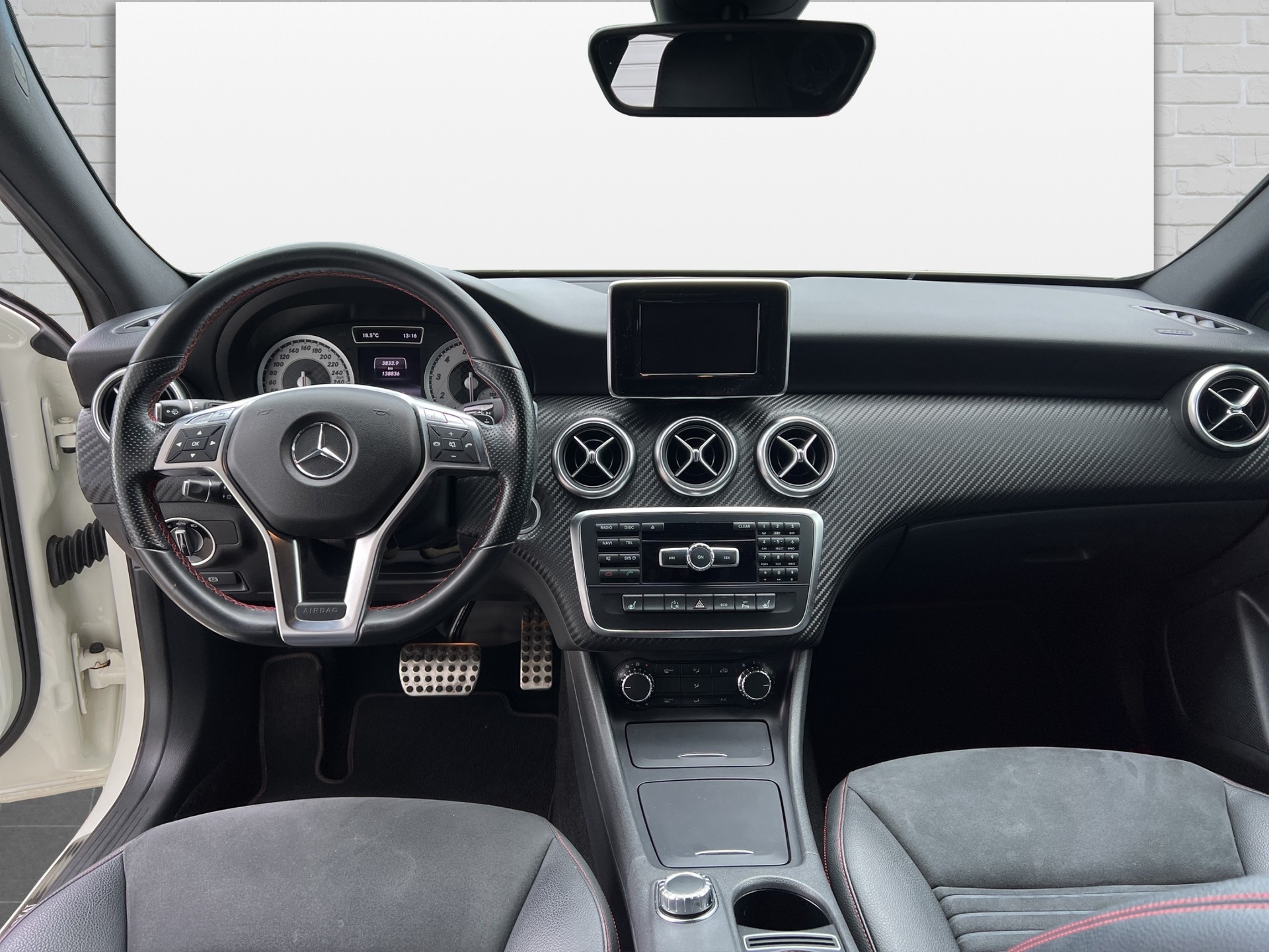 MERCEDES-BENZ A 250 AMG Line 4Matic 7G-DCT-image-8