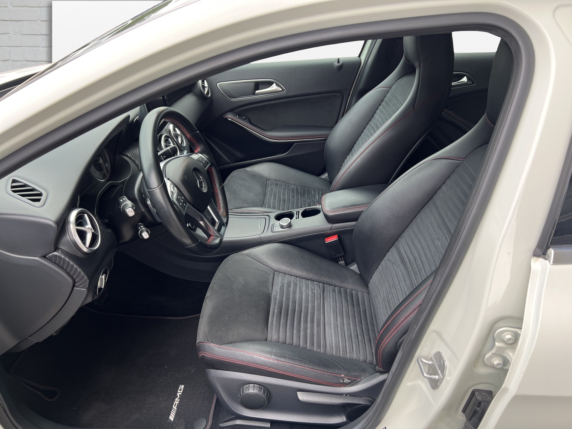 MERCEDES-BENZ A 250 AMG Line 4Matic 7G-DCT-image-9
