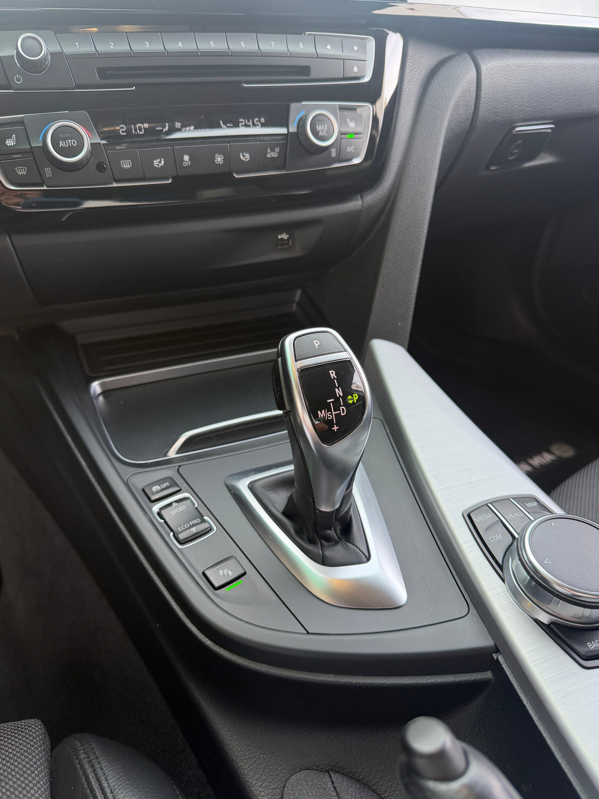 BMW 320d xDrive Luxury Line Steptronic-image-10