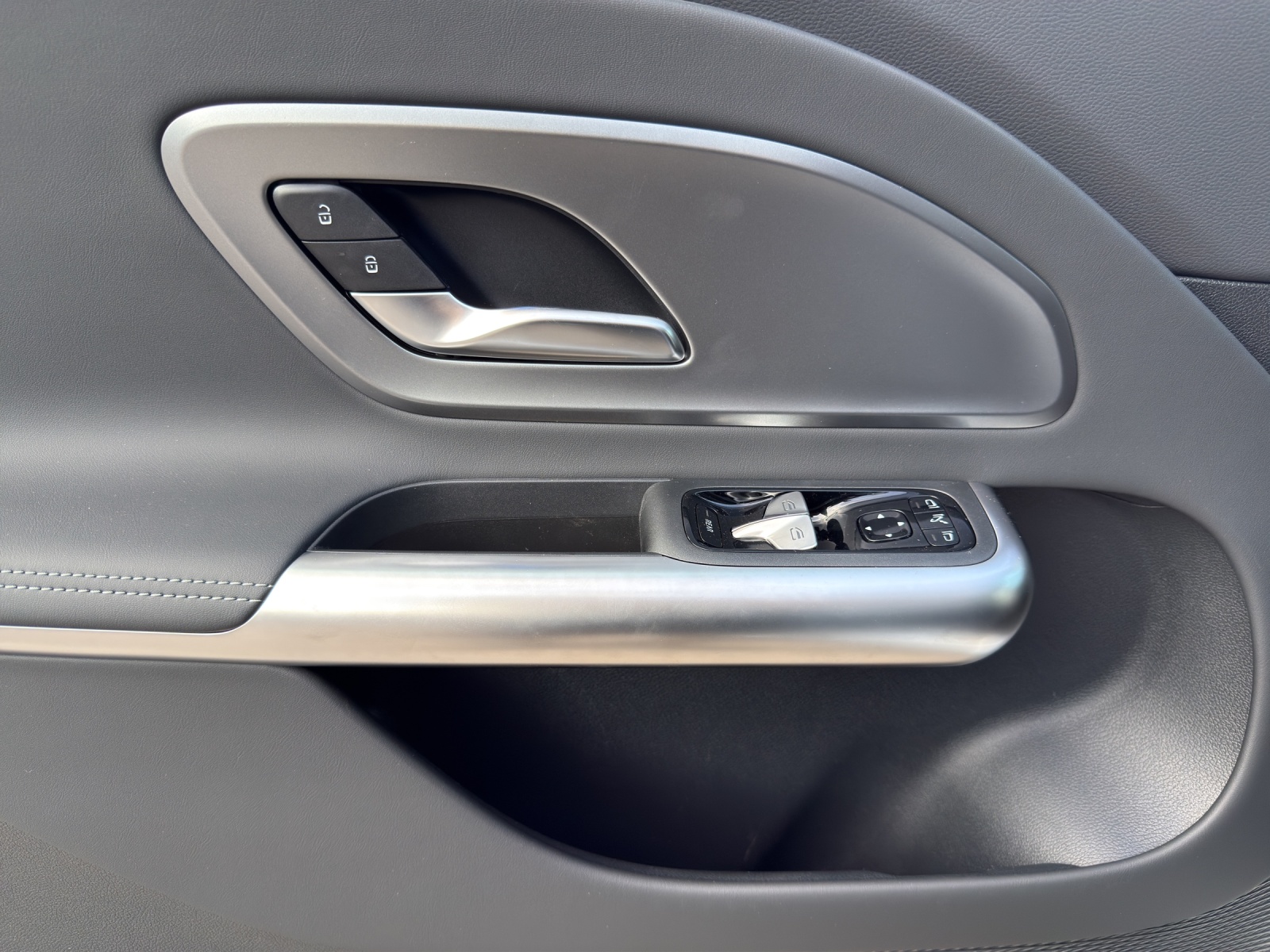 MERCEDES-BENZ GLB 350 85kWh EQ 4 Matic-image-12