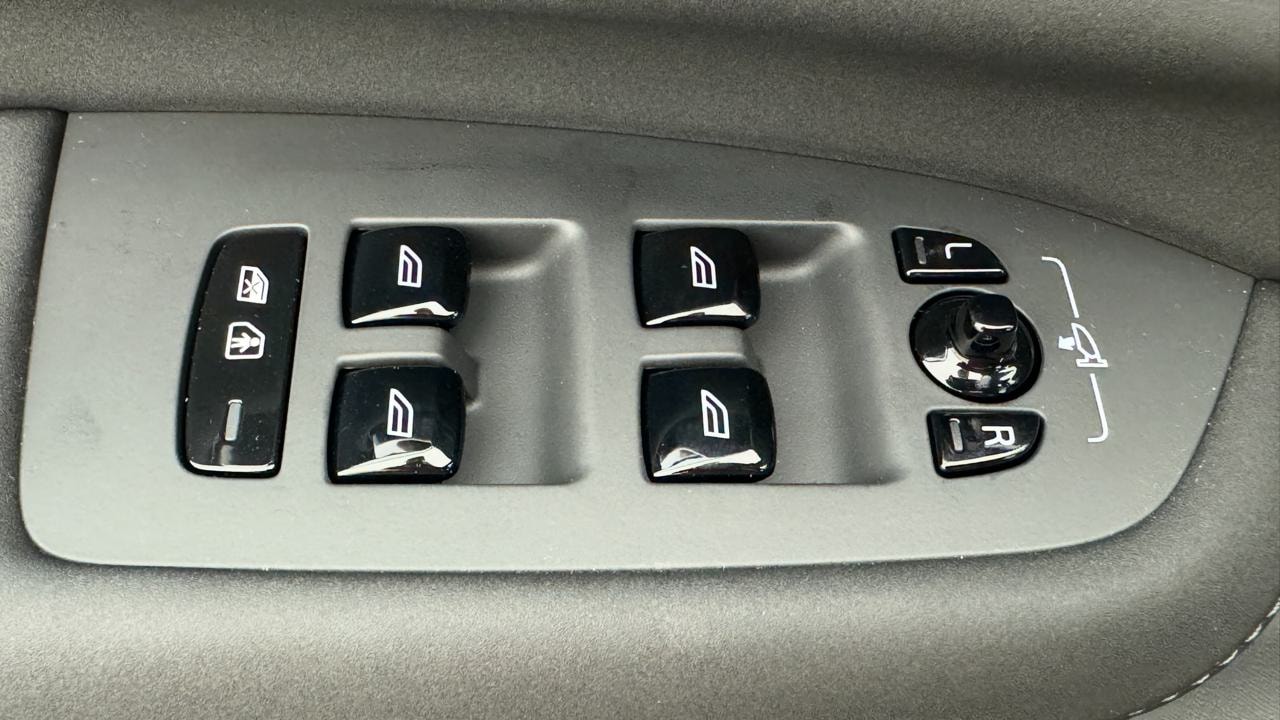 VOLVO XC90 T8 AWD PluginHybrid Plus Dark Geartronic-image-8