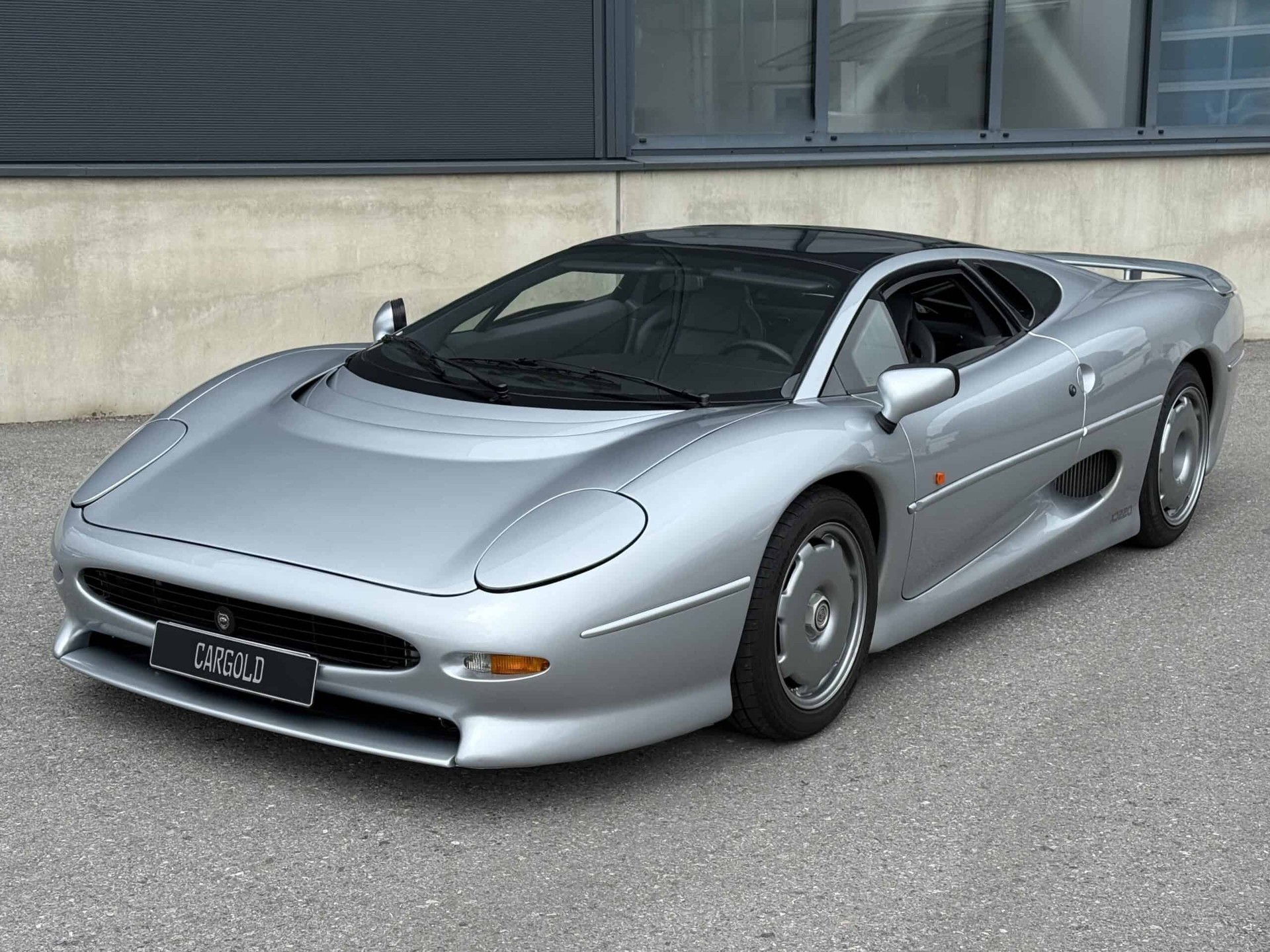 JAGUAR XJ 220-image-1