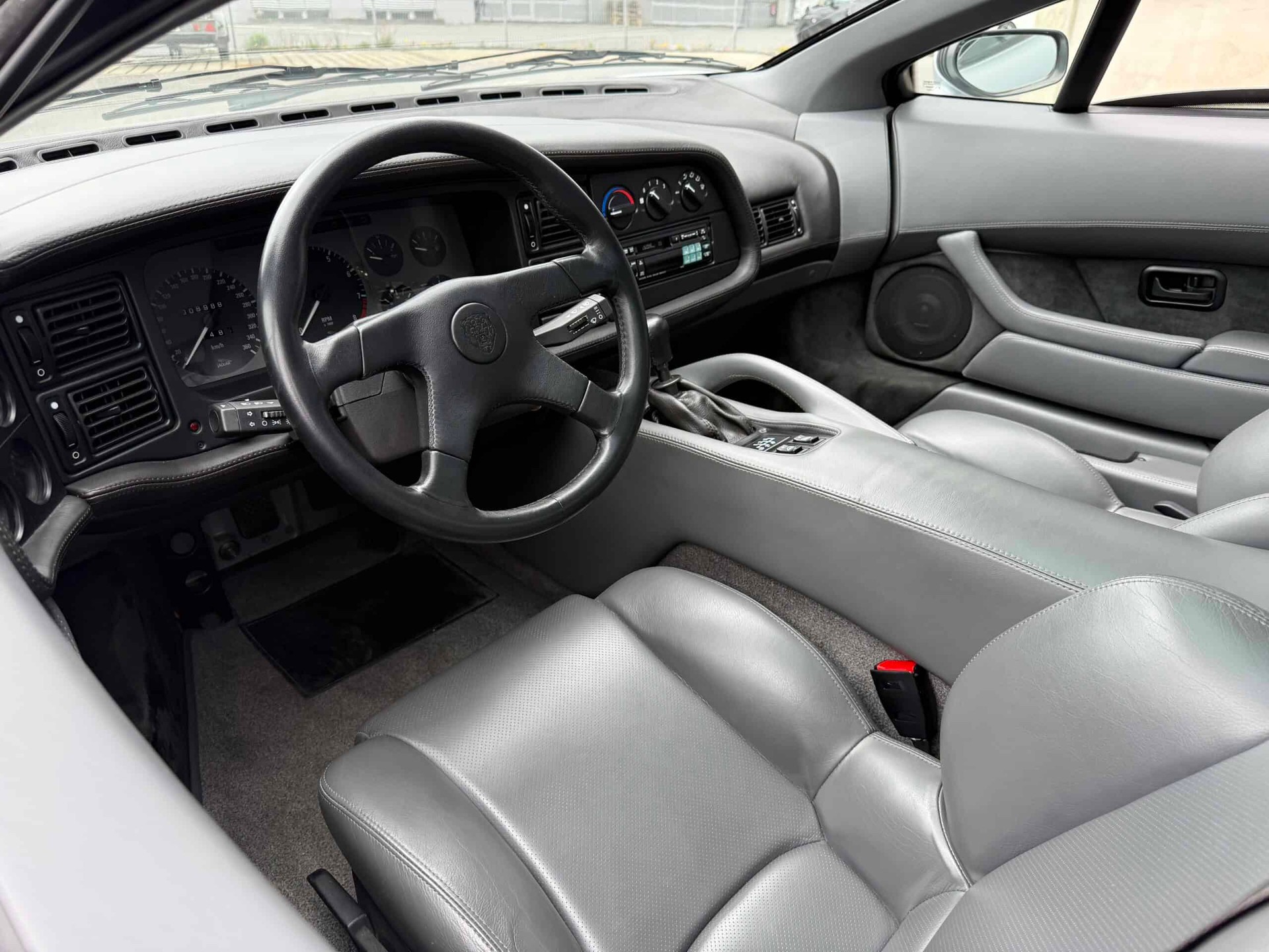 JAGUAR XJ 220-image-6