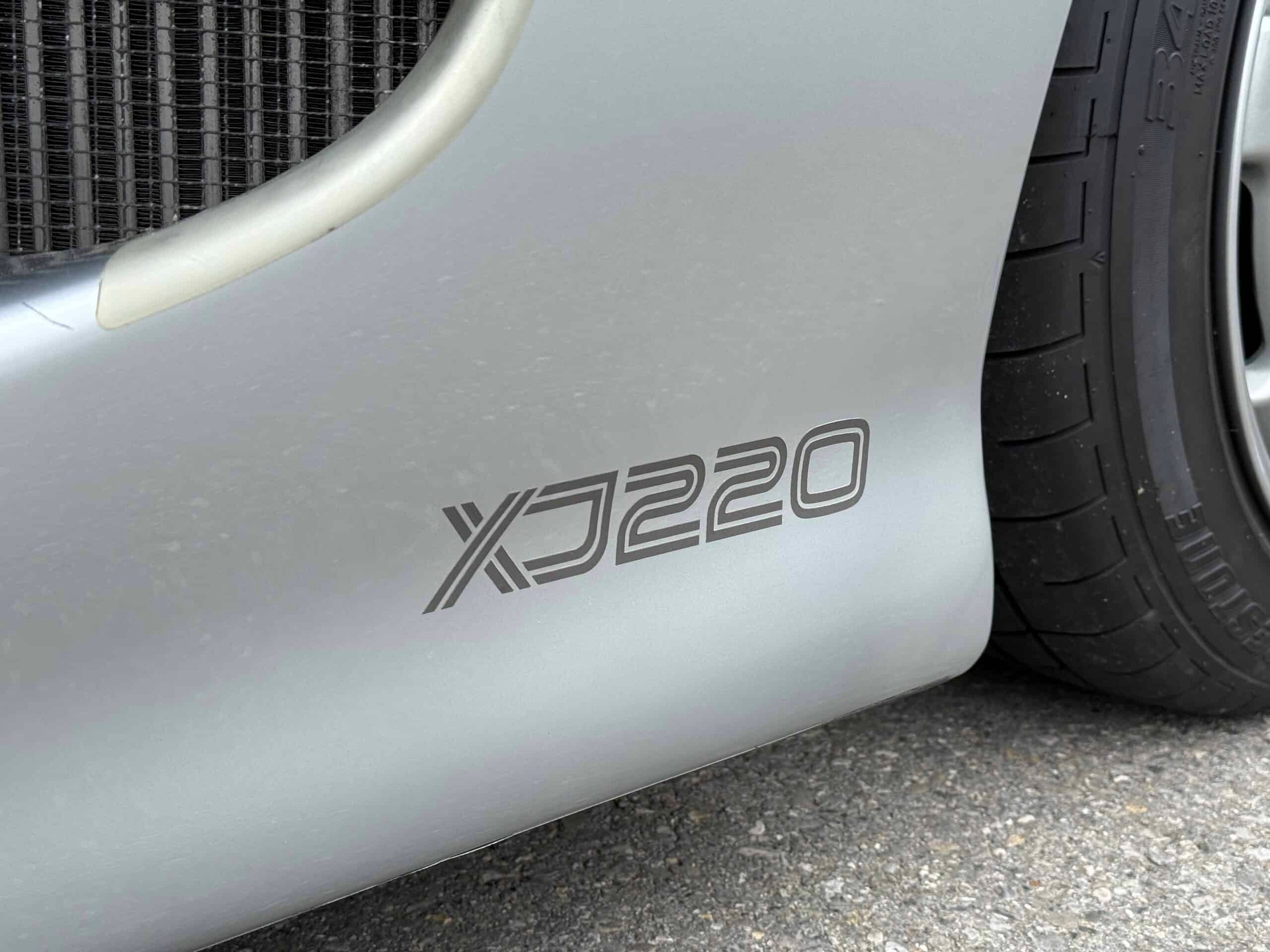 JAGUAR XJ 220-image-28
