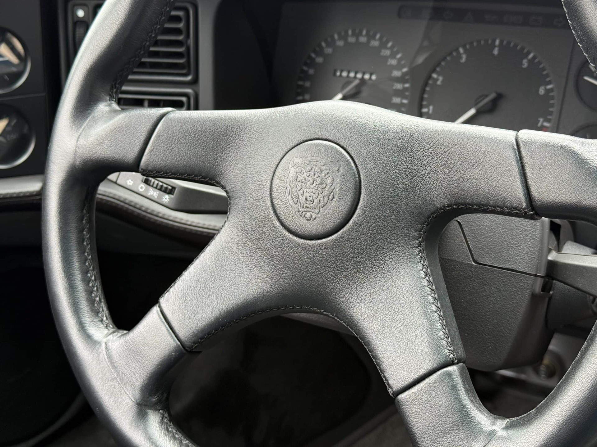JAGUAR XJ 220-image-8