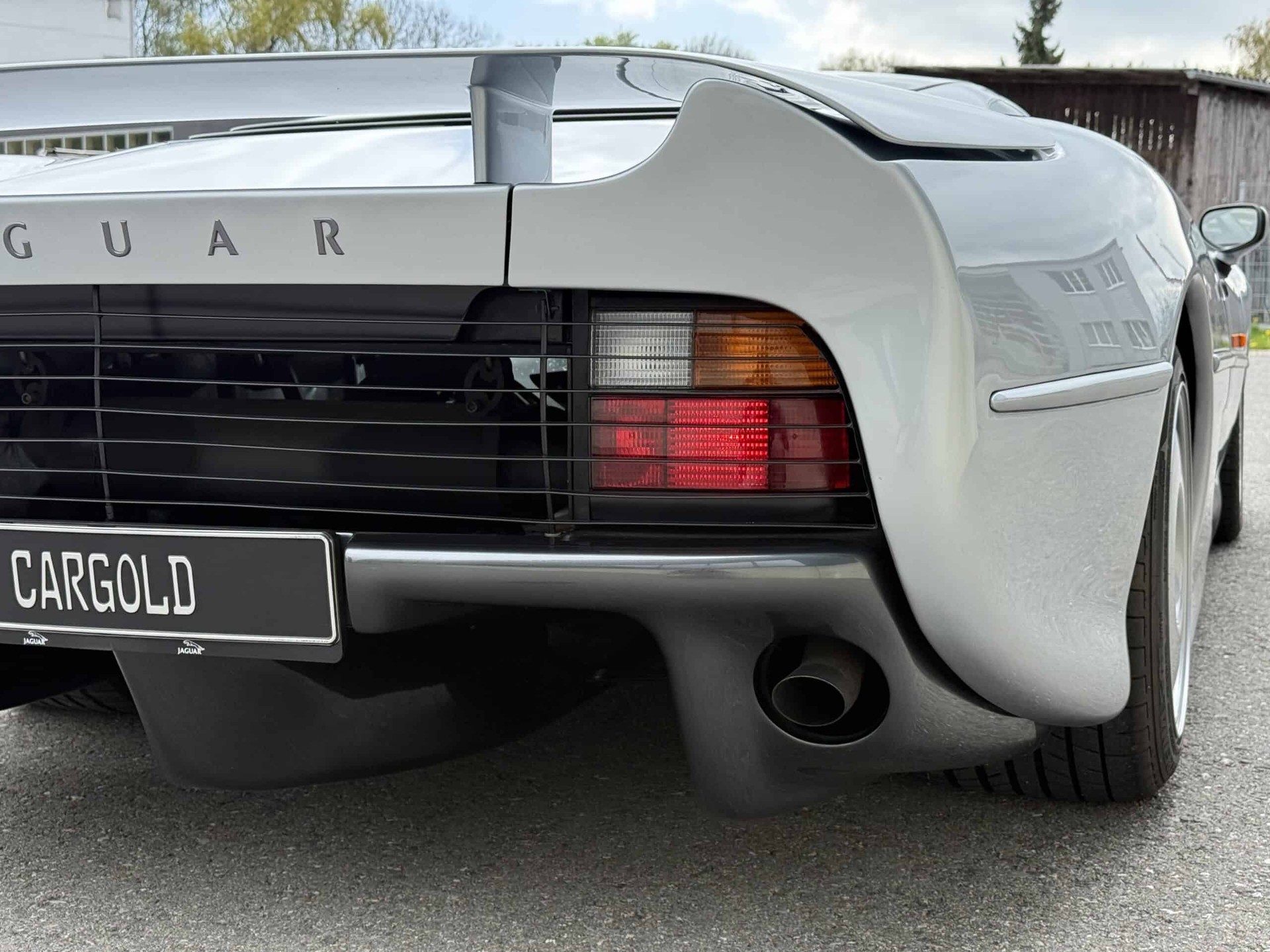 JAGUAR XJ 220-image-12