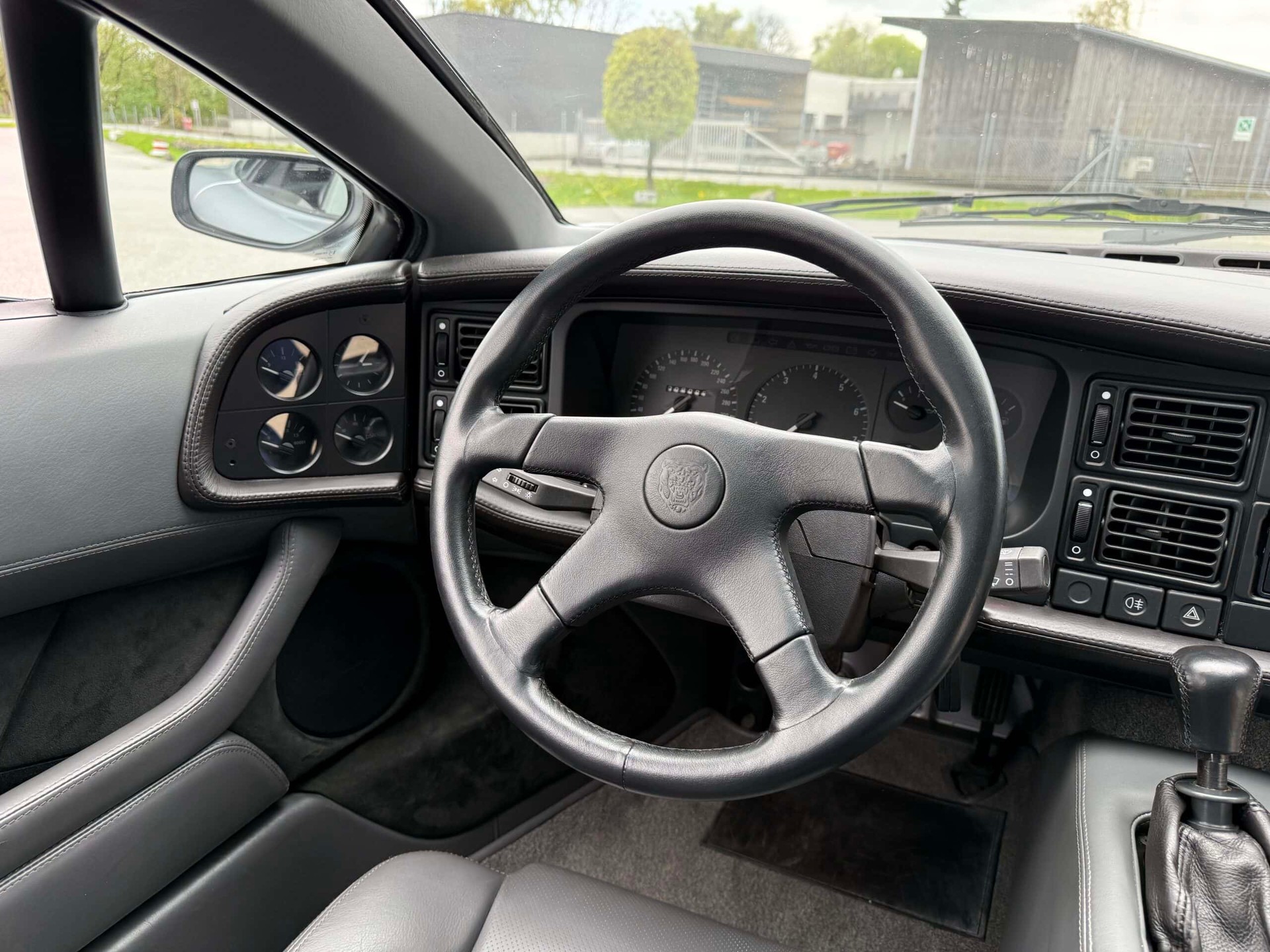 JAGUAR XJ 220-image-2