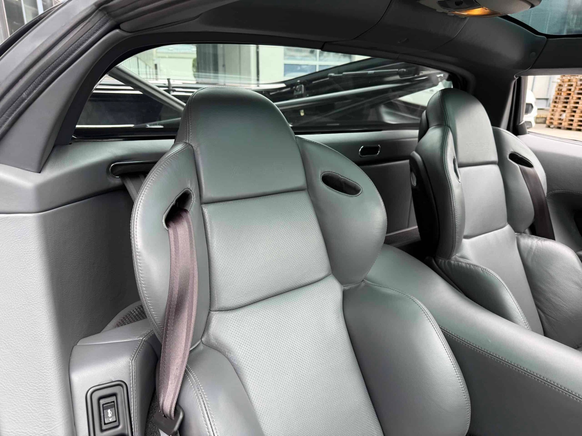 JAGUAR XJ 220-image-23