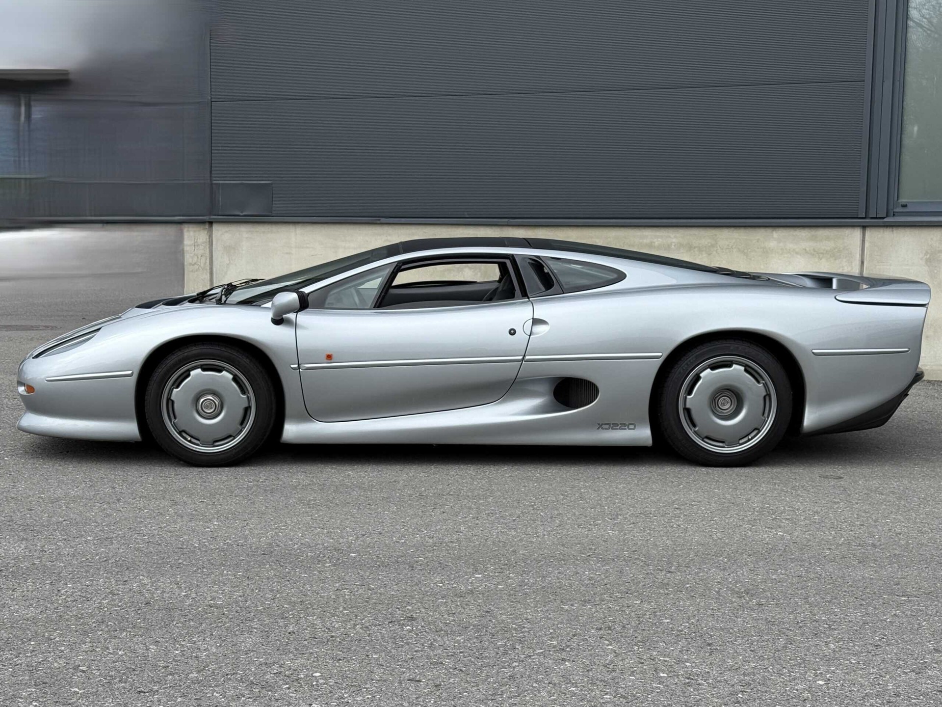 JAGUAR XJ 220-image-27
