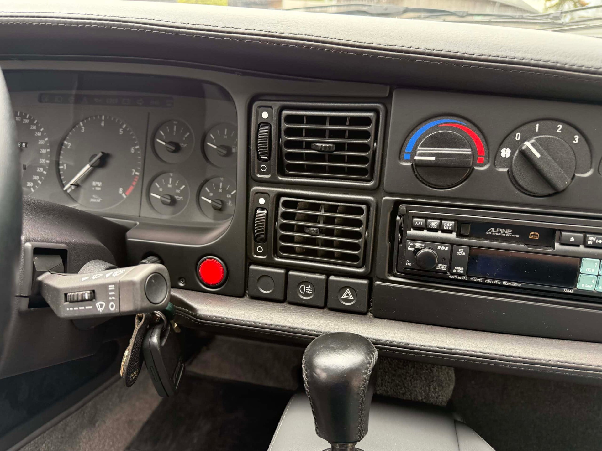 JAGUAR XJ 220-image-10