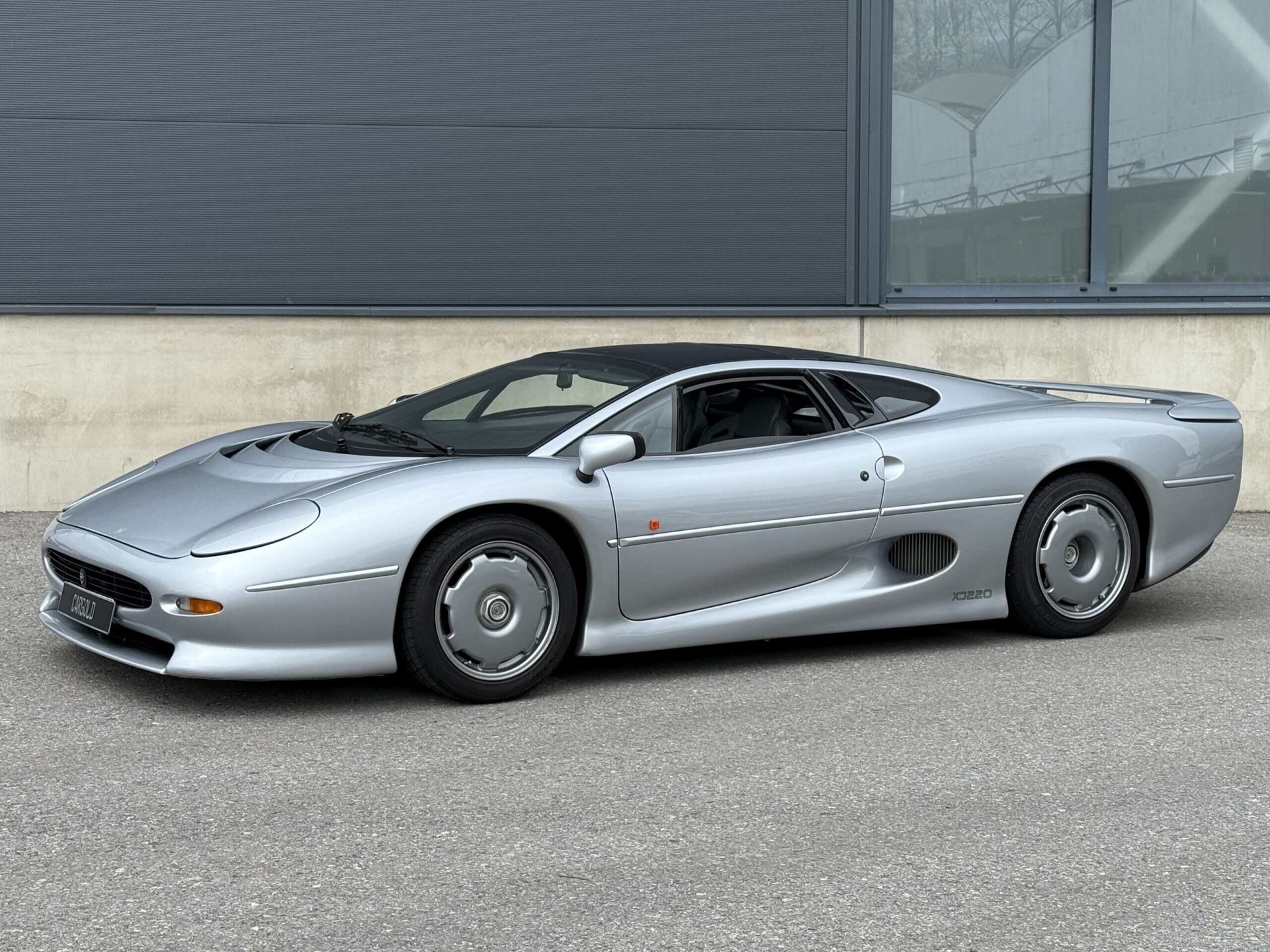 JAGUAR XJ 220-image-5