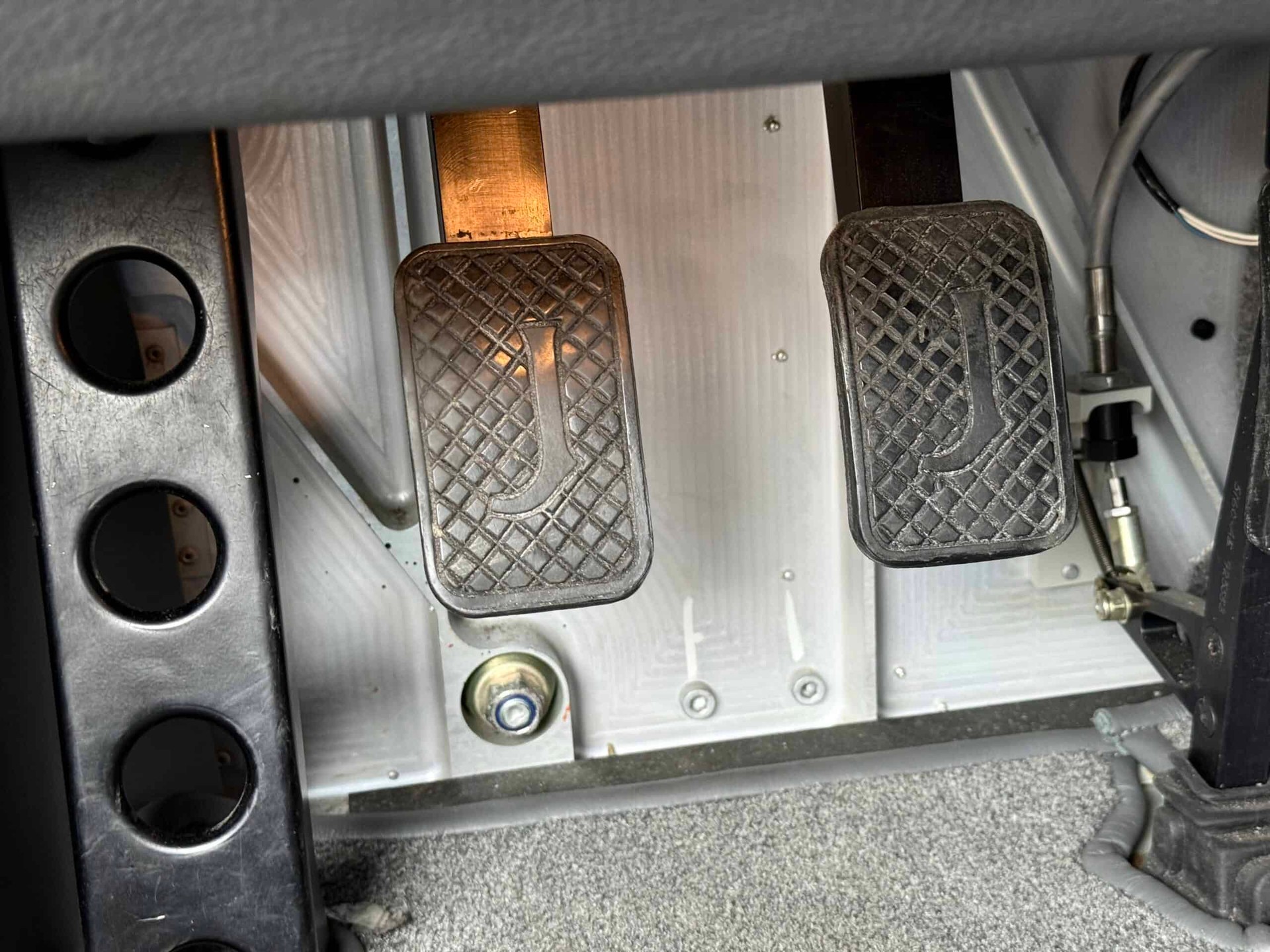 JAGUAR XJ 220-image-29