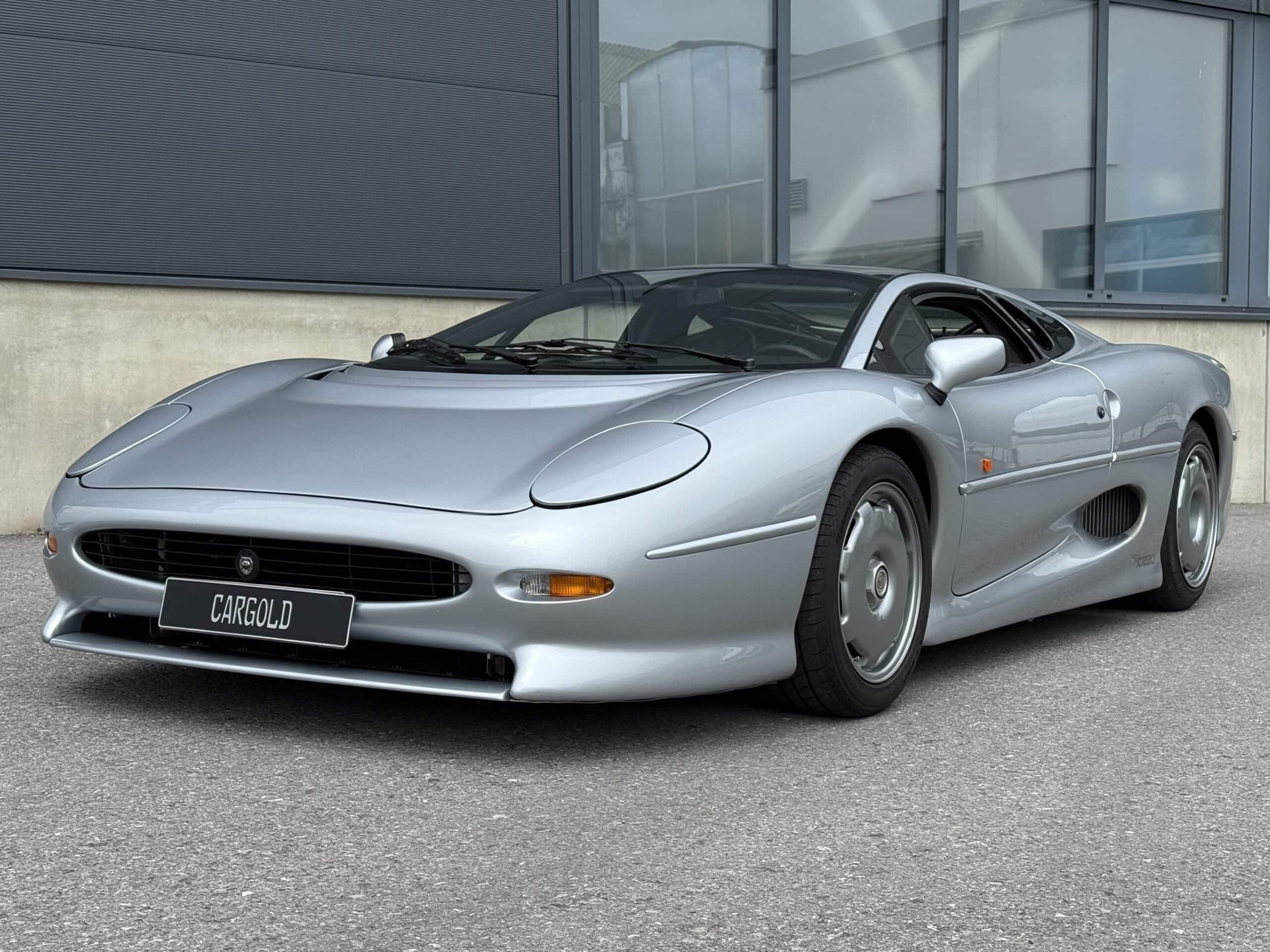 JAGUAR XJ 220-image-16
