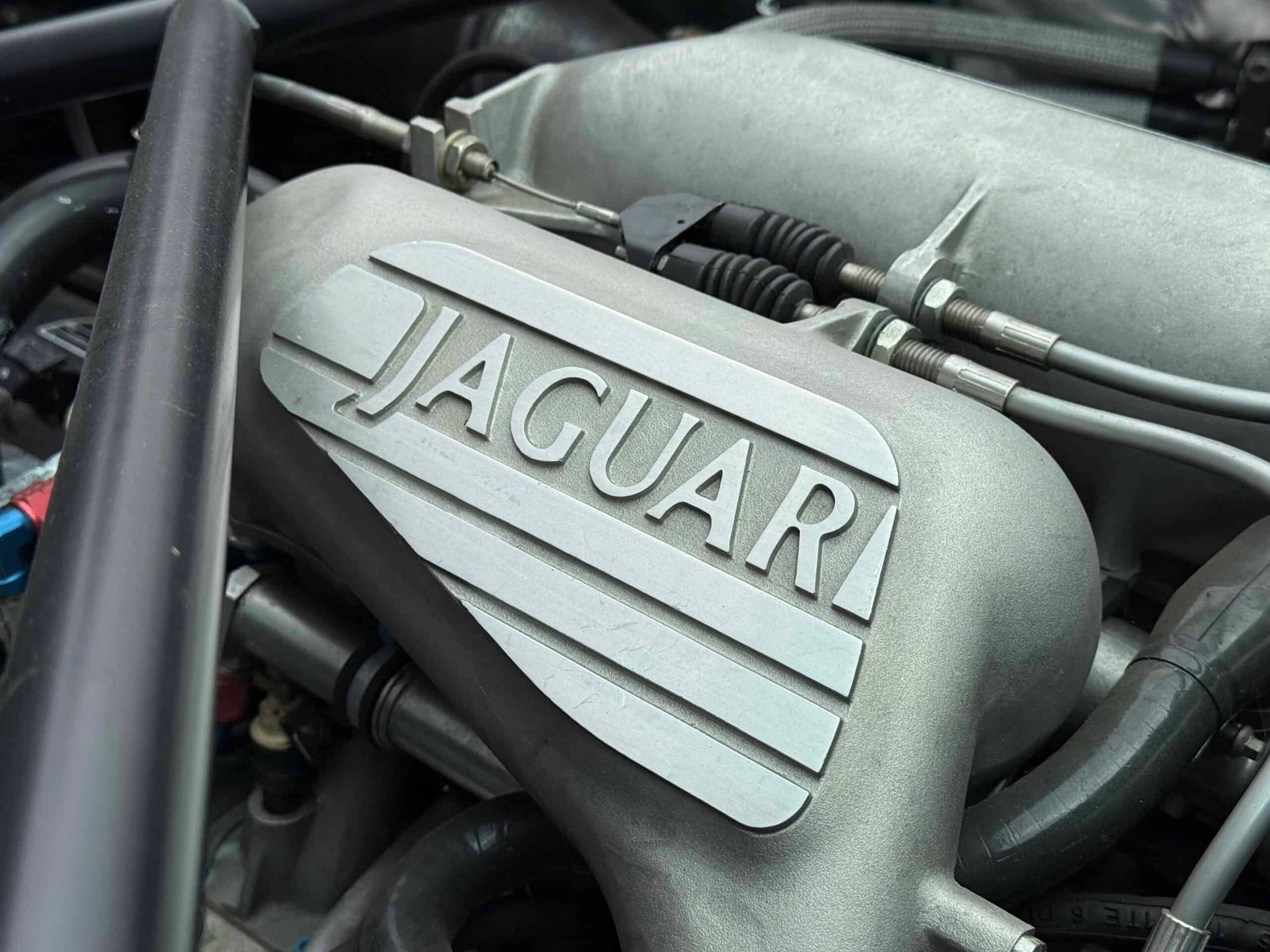 JAGUAR XJ 220-image-11