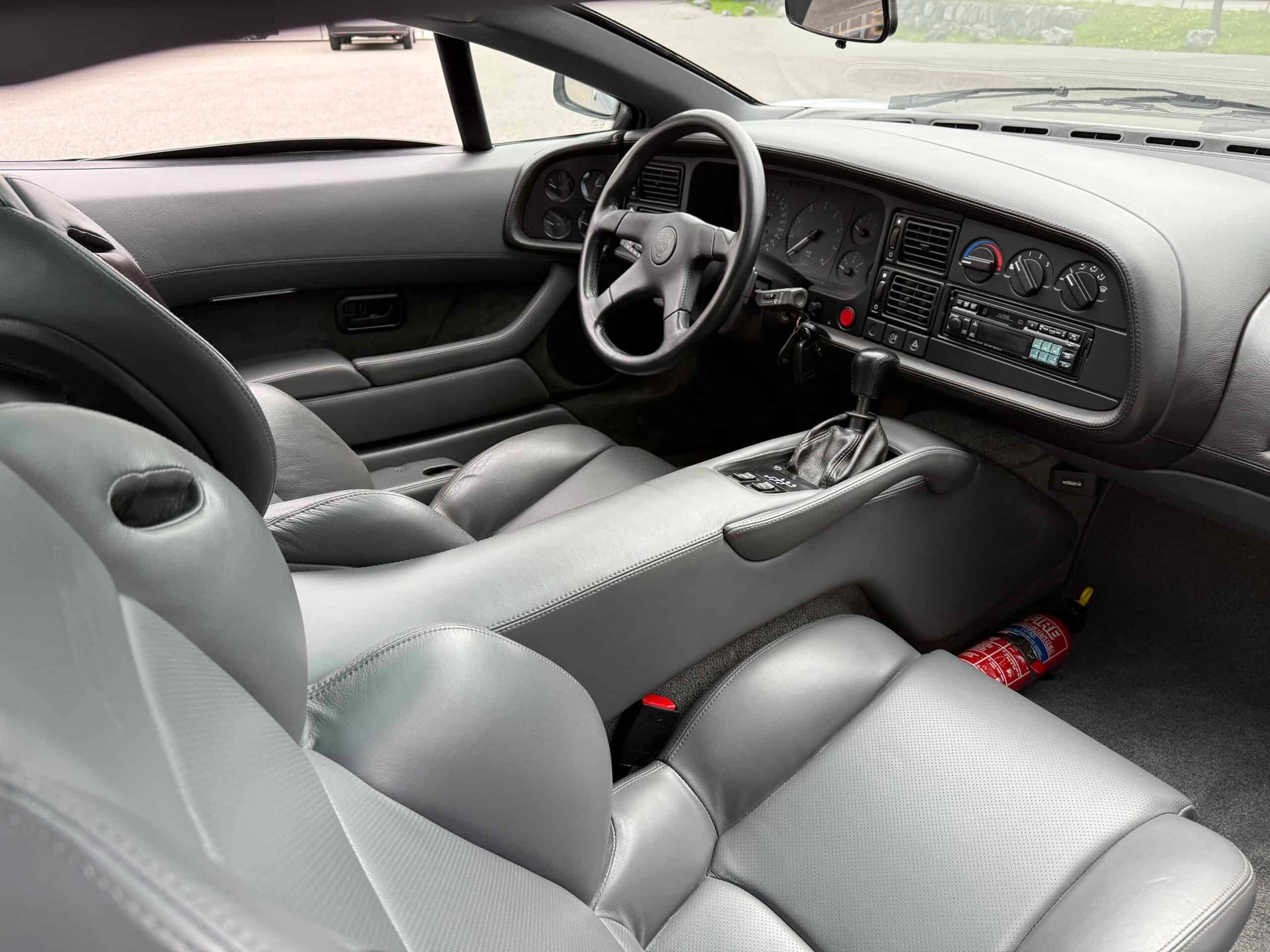 JAGUAR XJ 220-image-25