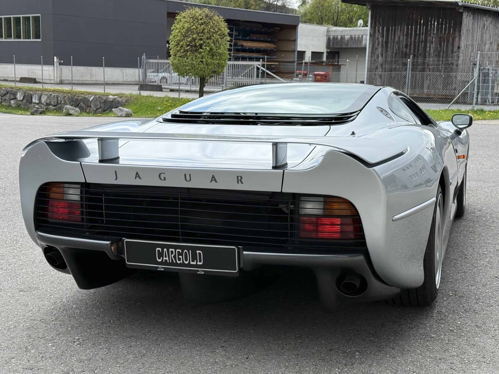 JAGUAR XJ 220-image-18