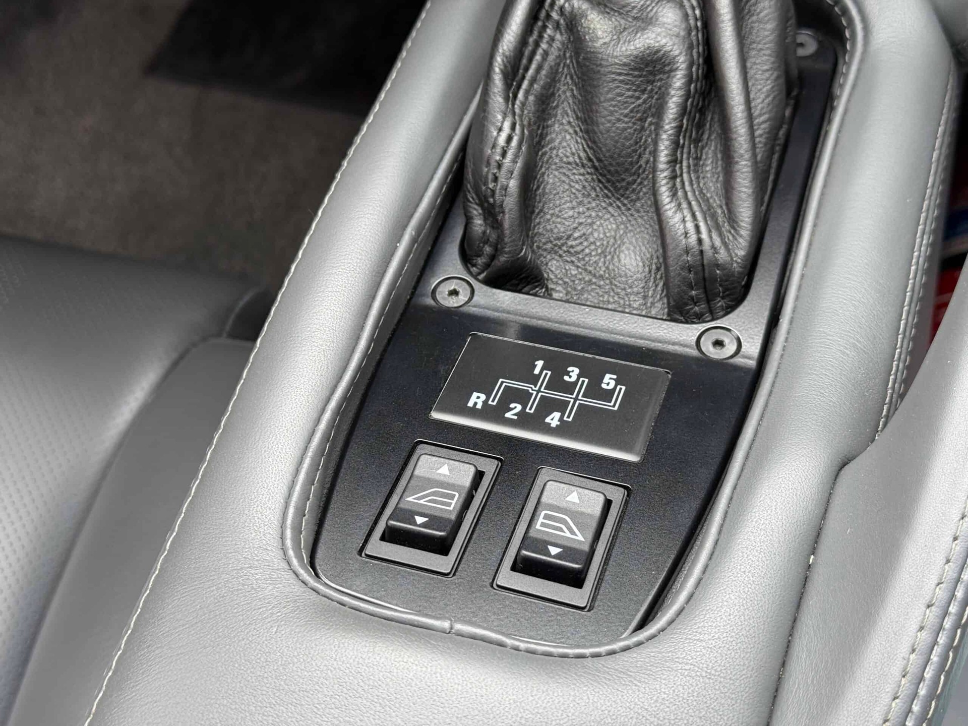 JAGUAR XJ 220-image-30