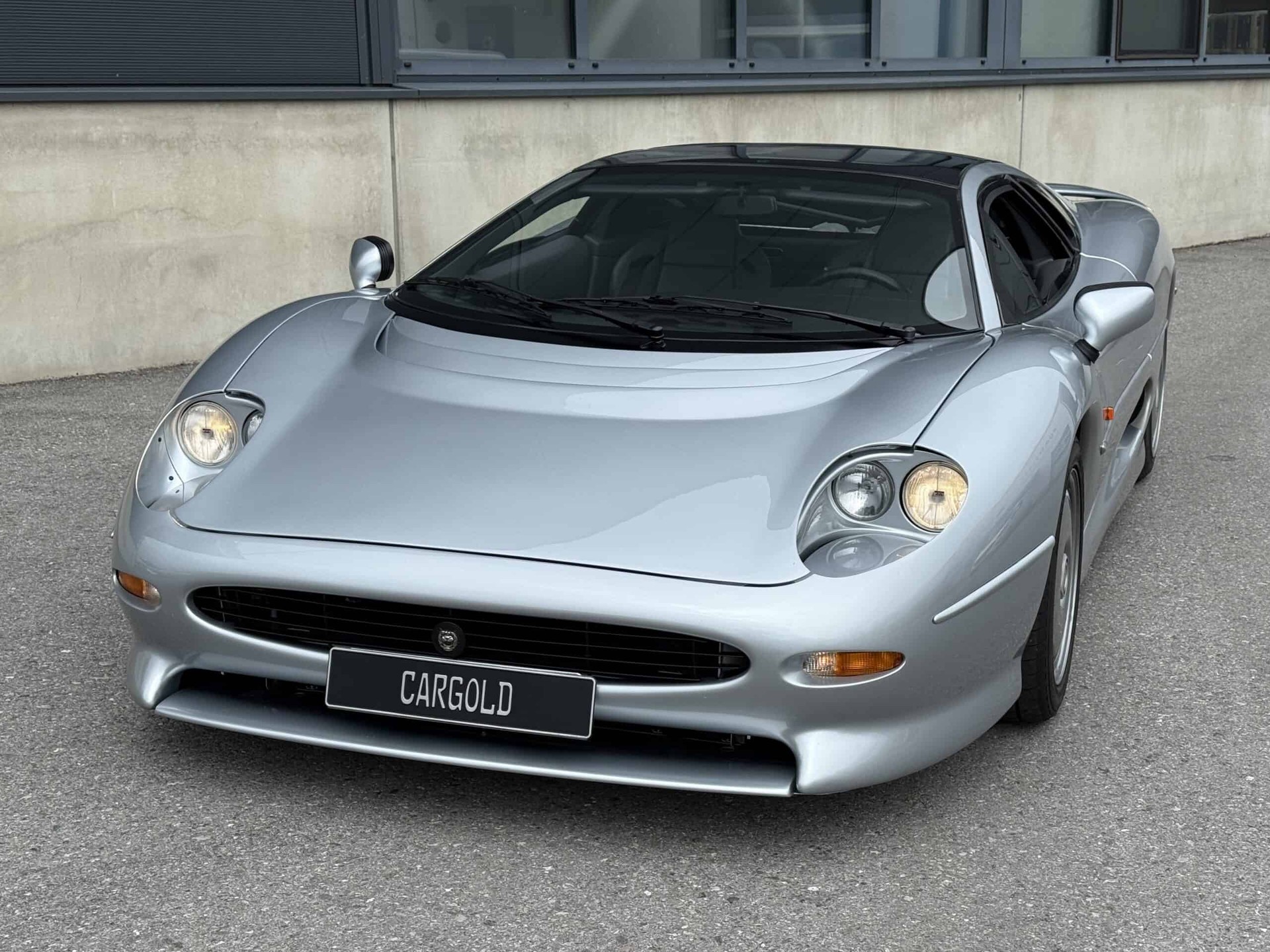 JAGUAR XJ 220-image-9