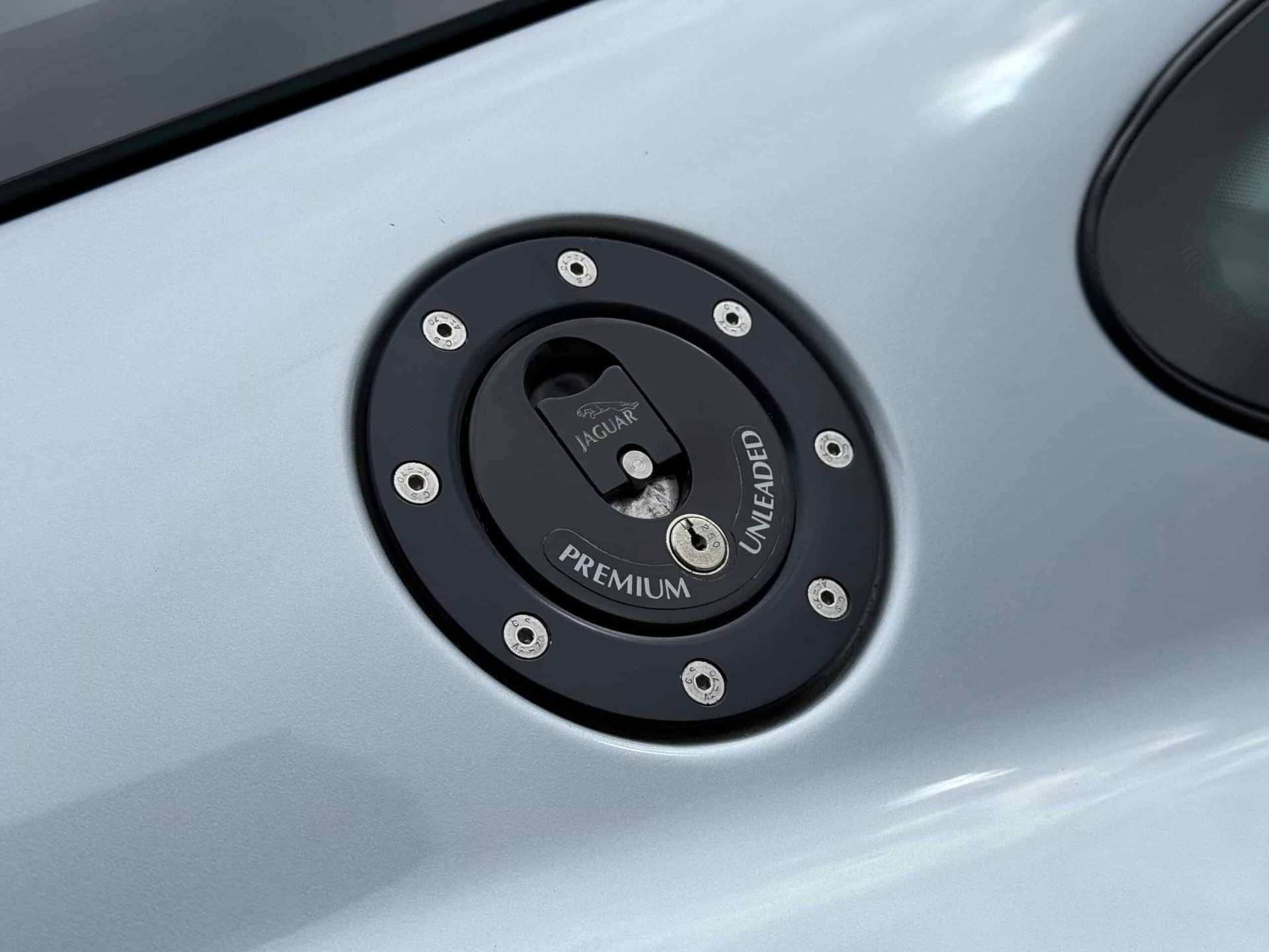 JAGUAR XJ 220-image-24