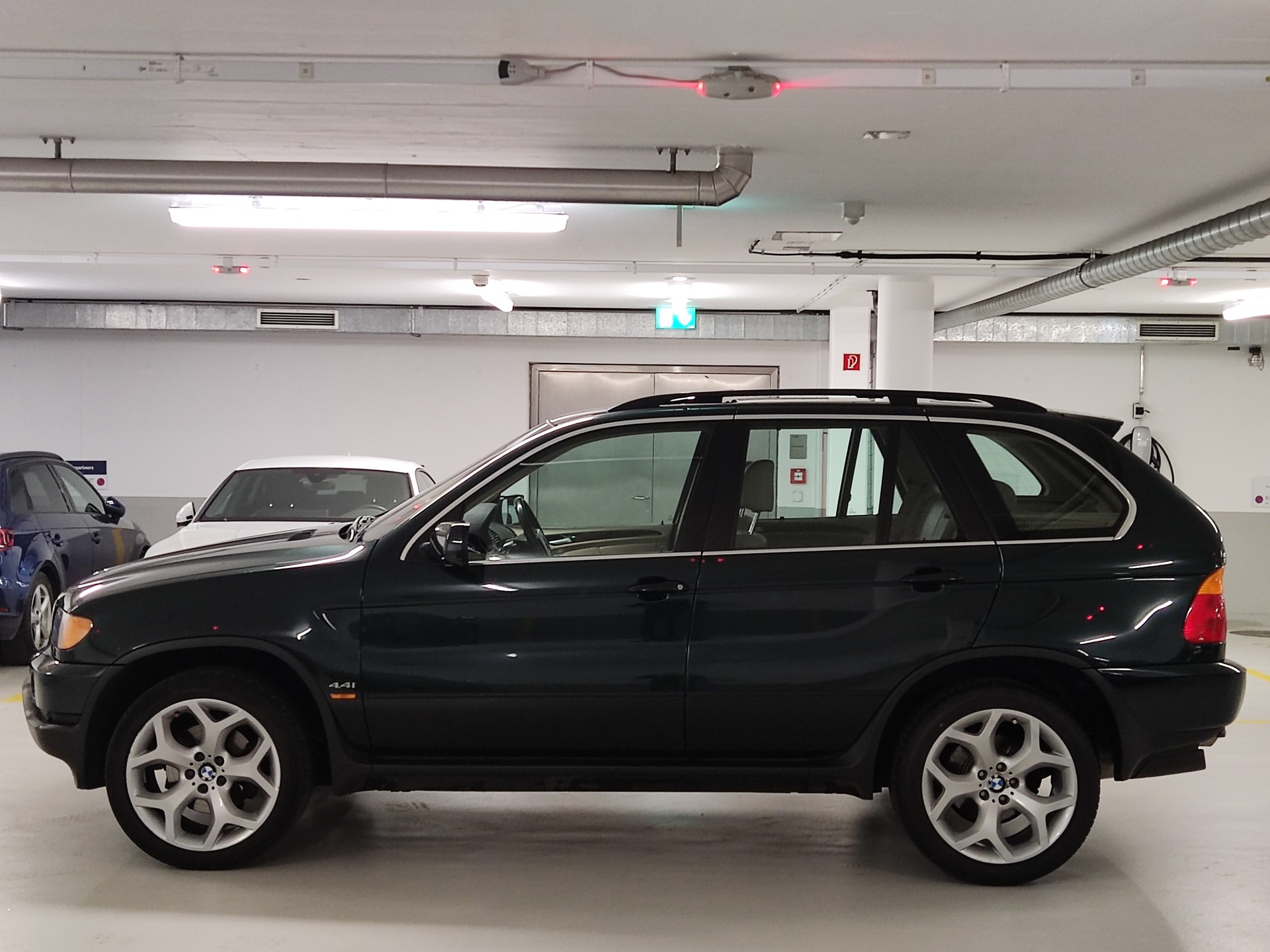 BMW X5 4.4i-image-9