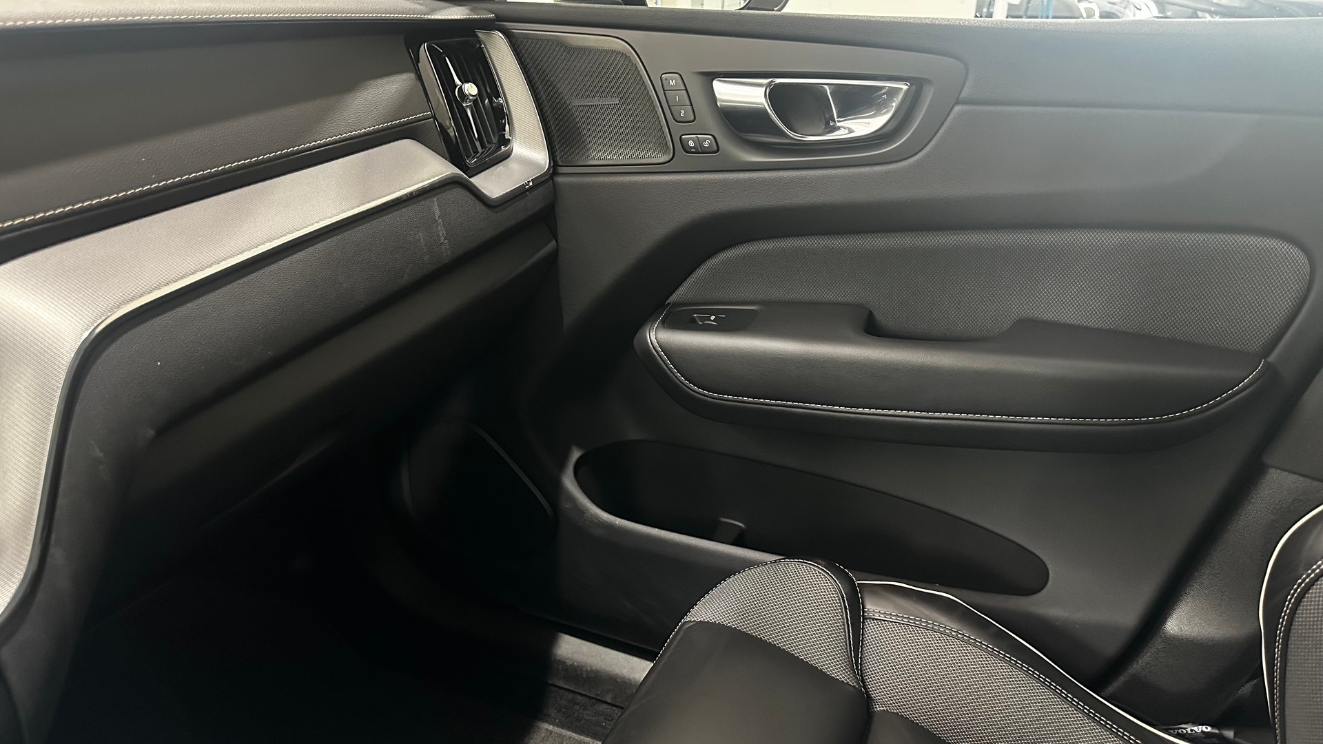 VOLVO XC60 2.0 T6 TE R-Design eAWD-image-14